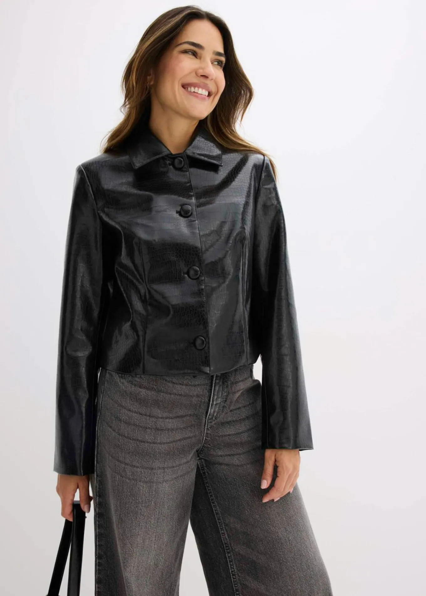 Chaqueta corta de piel sintética con acabado de cocodrilo brillante
