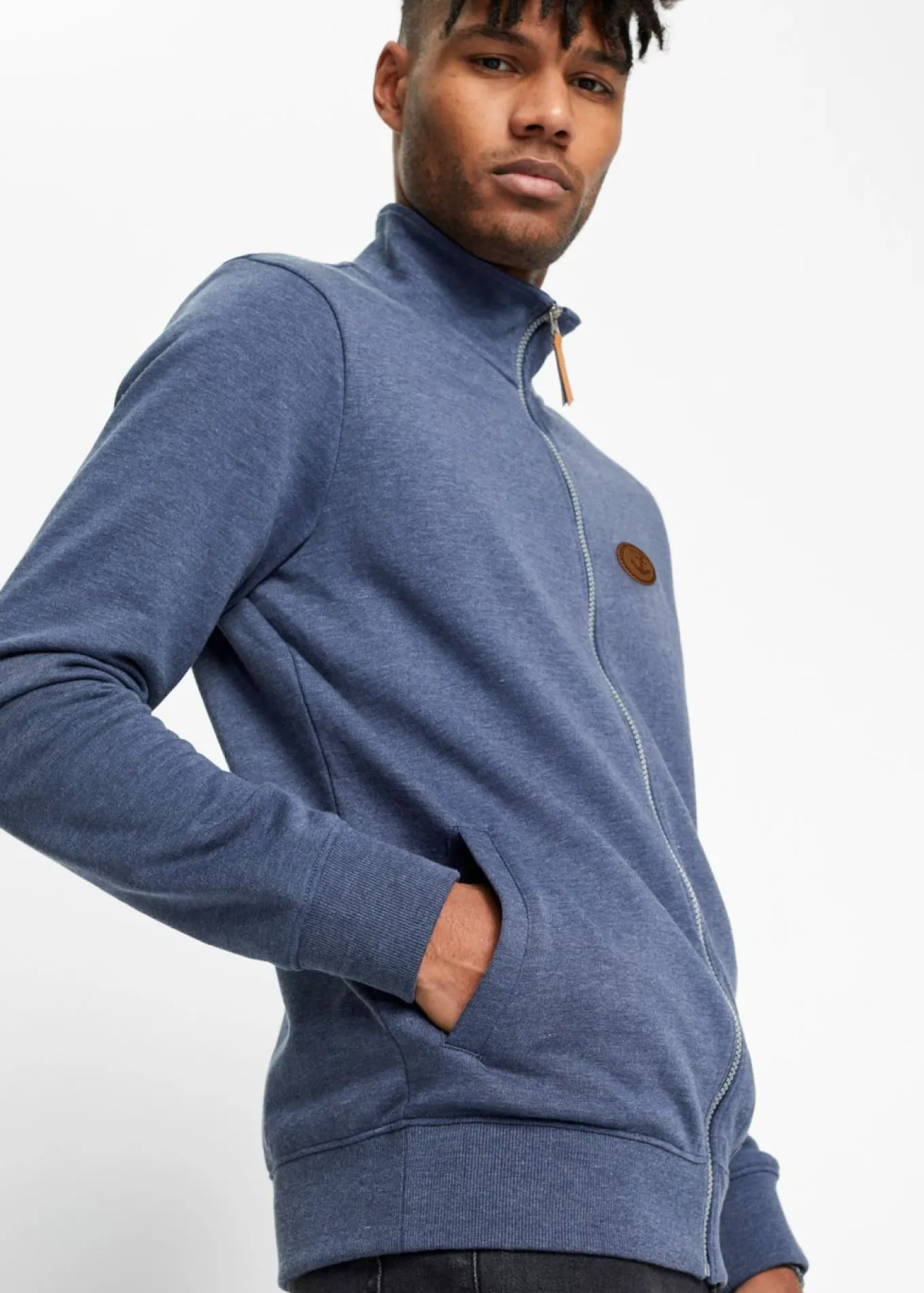 Chaqueta de chándal con cuello alto con detalles de piel sintética