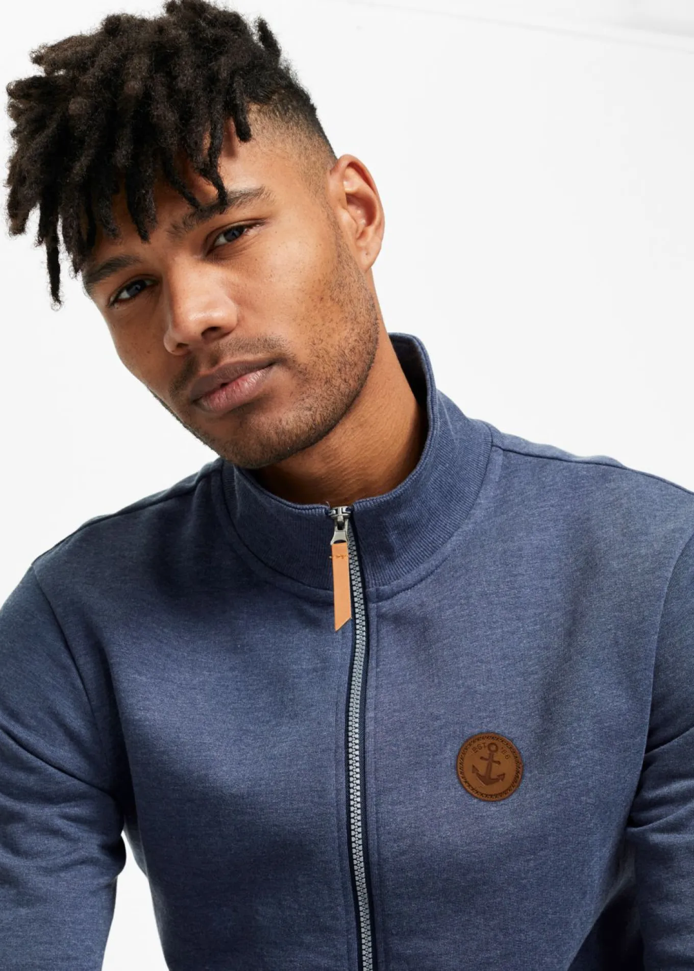 Chaqueta de chándal con cuello alto con detalles de piel sintética