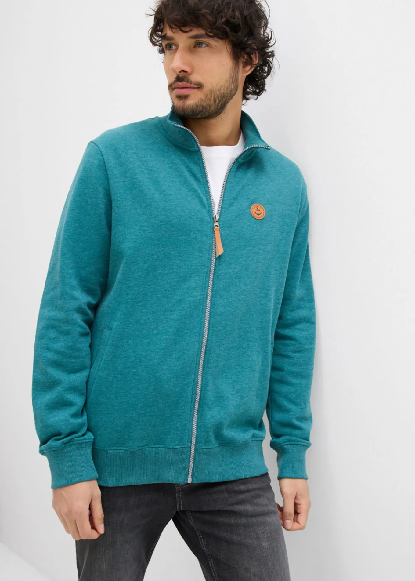 Chaqueta de chándal con cuello alto con detalles de piel sintética