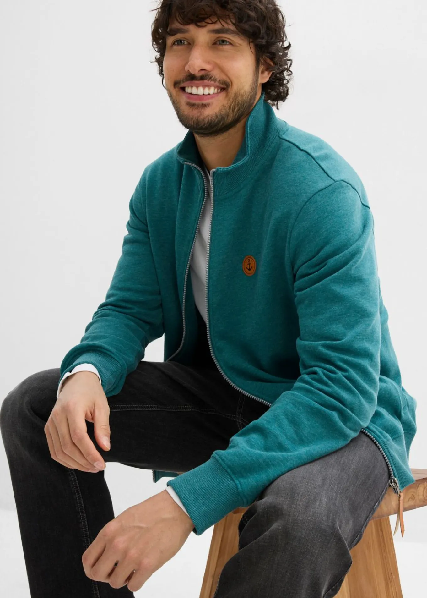 Chaqueta de chándal con cuello alto con detalles de piel sintética