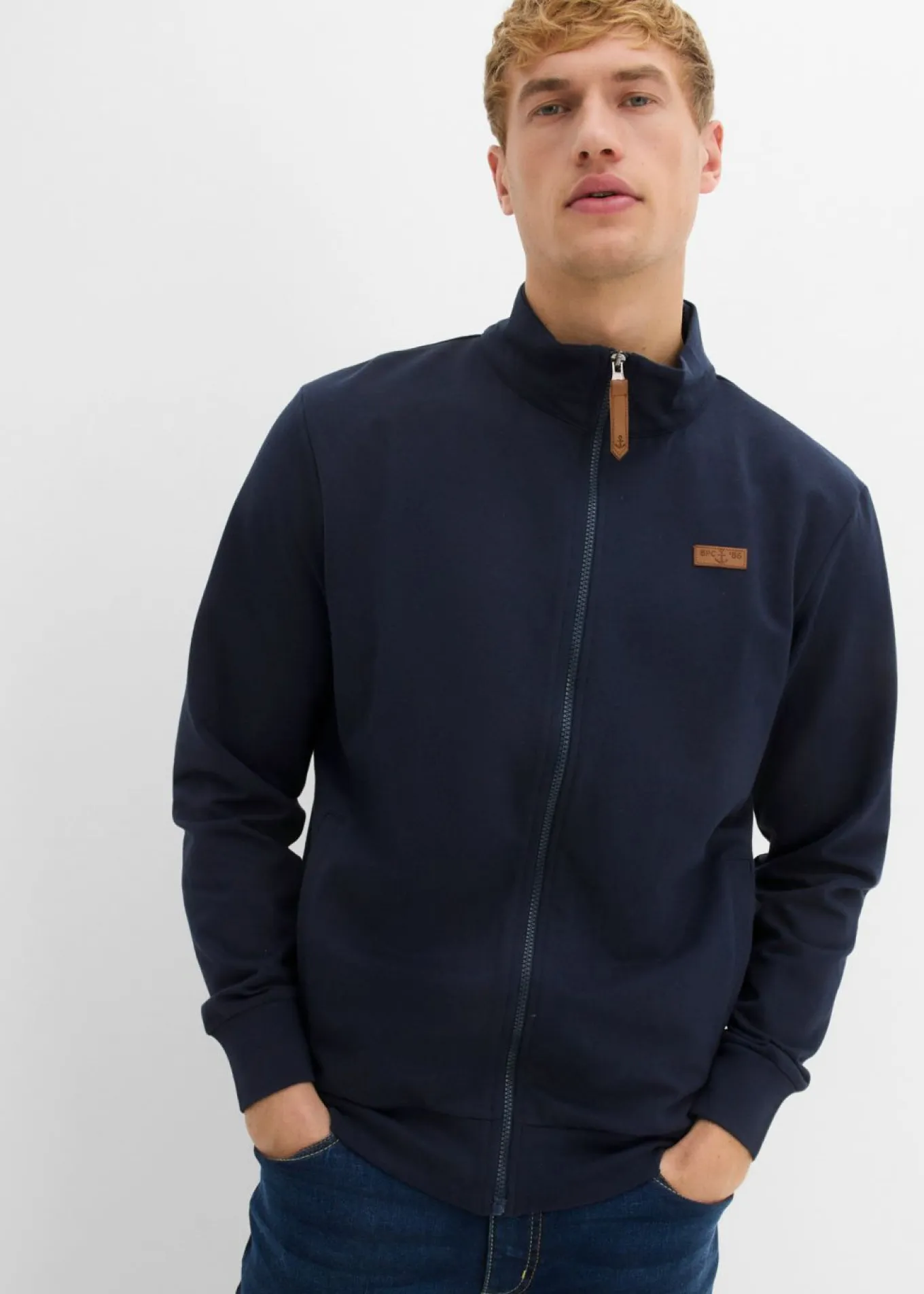 Chaqueta de chándal con cuello alto con detalles de piel sintética