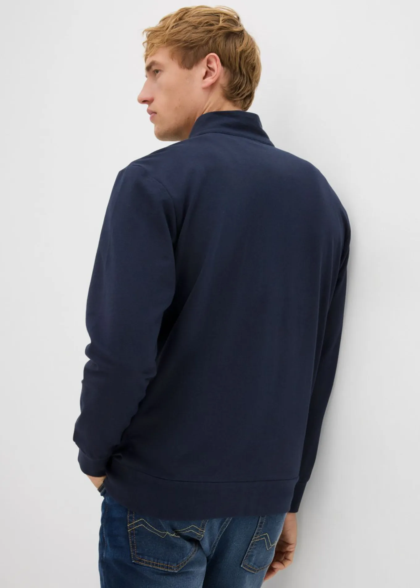 Chaqueta de chándal con cuello alto con detalles de piel sintética