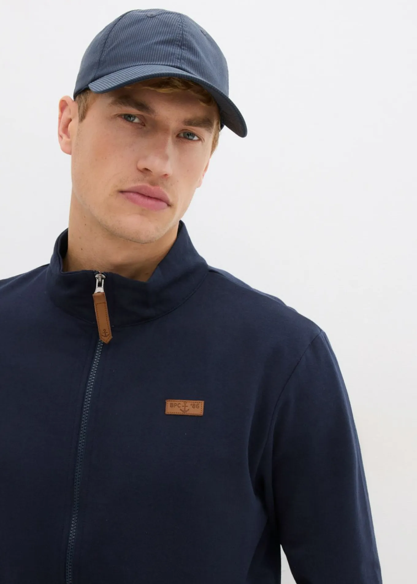 Chaqueta de chándal con cuello alto con detalles de piel sintética