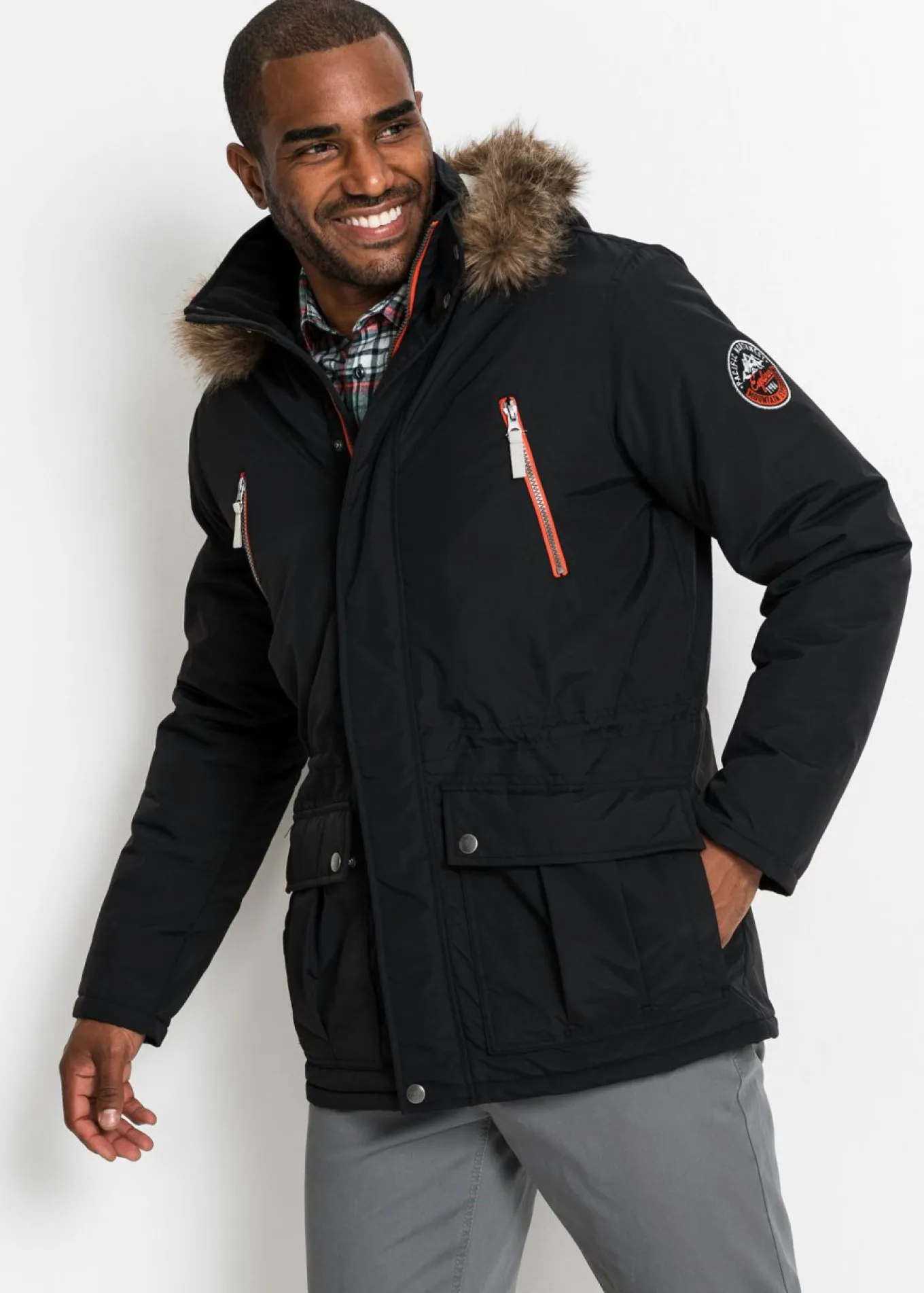 Chaqueta de invierno con capucha desmontable y material repelente al agua