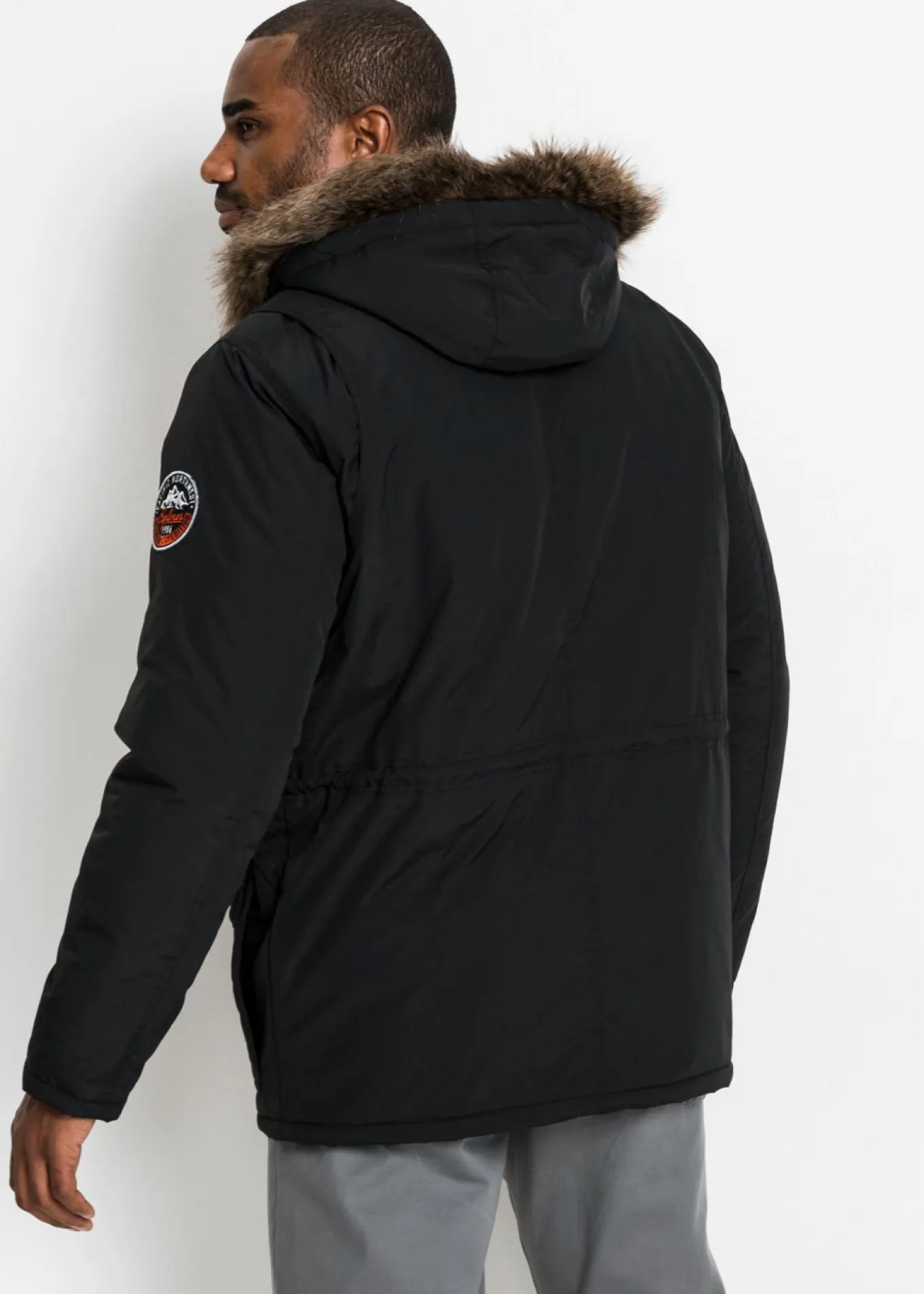 Chaqueta de invierno con capucha desmontable y material repelente al agua