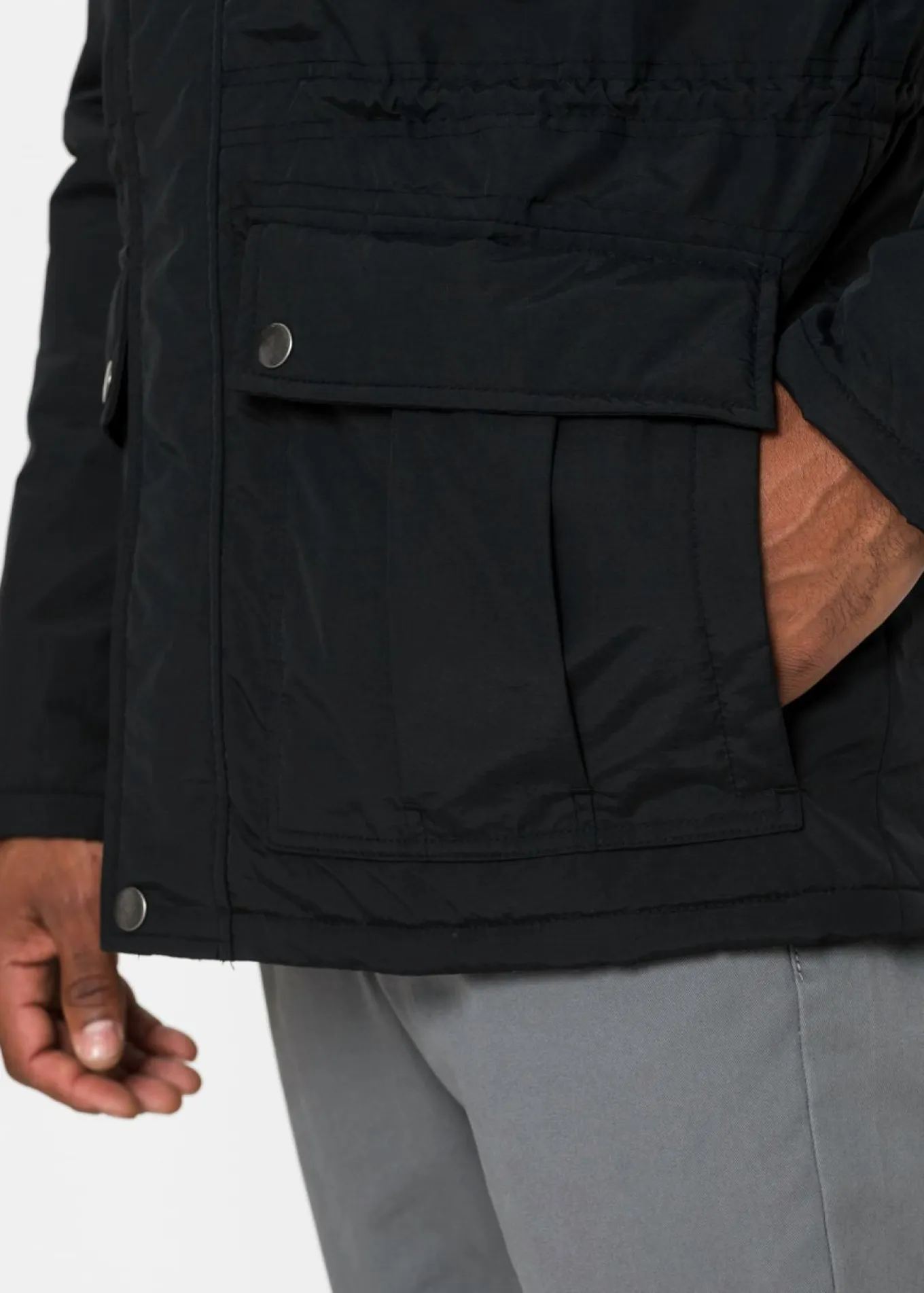 Chaqueta de invierno con capucha desmontable y material repelente al agua