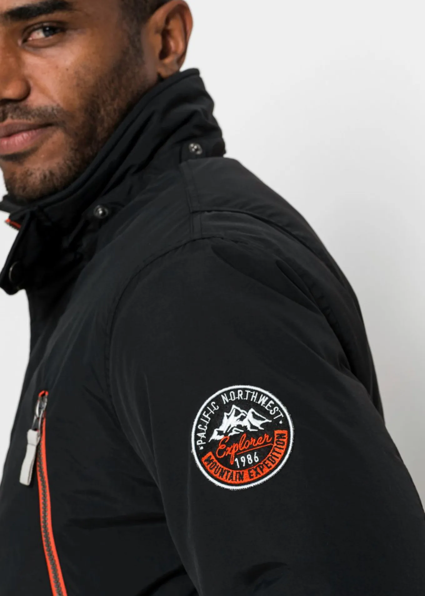Chaqueta de invierno con capucha desmontable y material repelente al agua