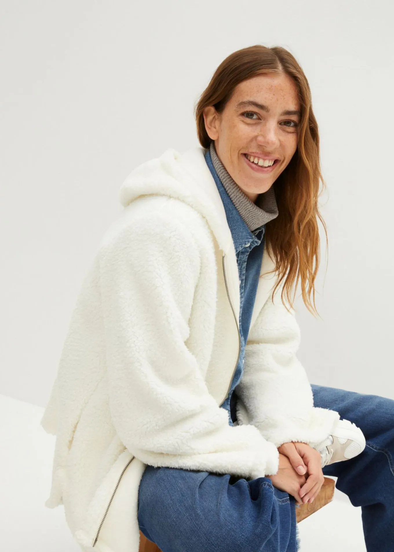 Chaqueta de peluche, corte en A, con aberturas laterales