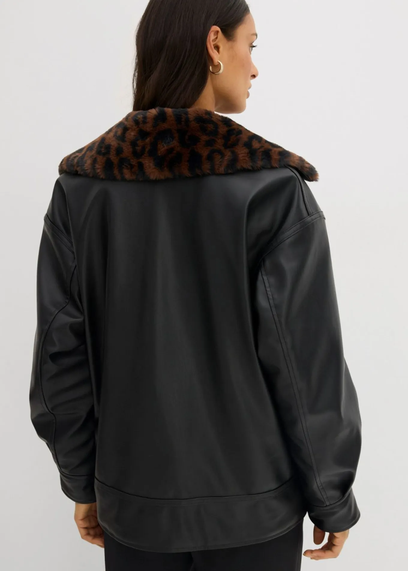 Chaqueta de piel sintética con pelo sintético de leopardo
