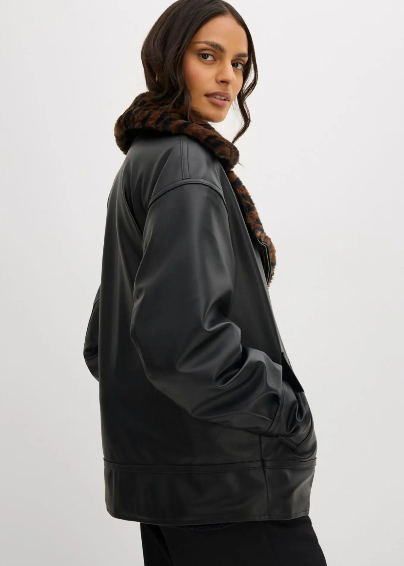 Chaqueta de piel sintética con pelo sintético de leopardo