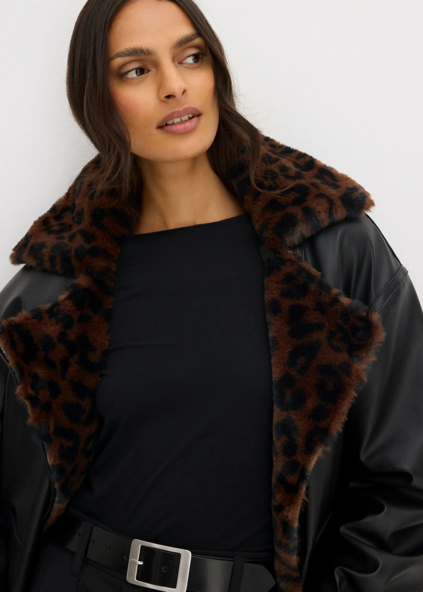 Chaqueta de piel sintética con pelo sintético de leopardo