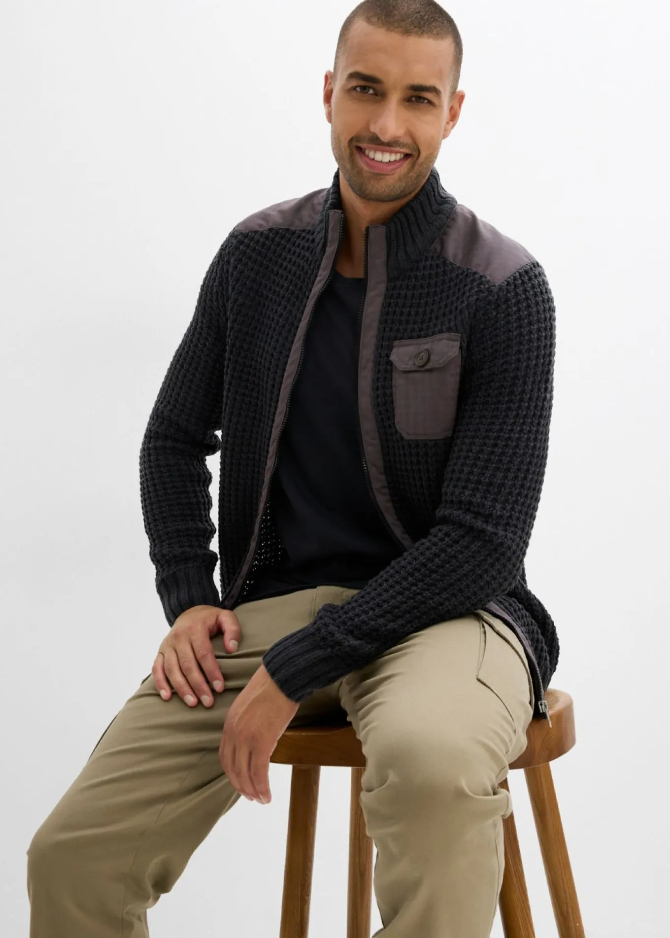 Chaqueta de punto grueso con estructura de barquillo y práctico bolsillo en el pecho