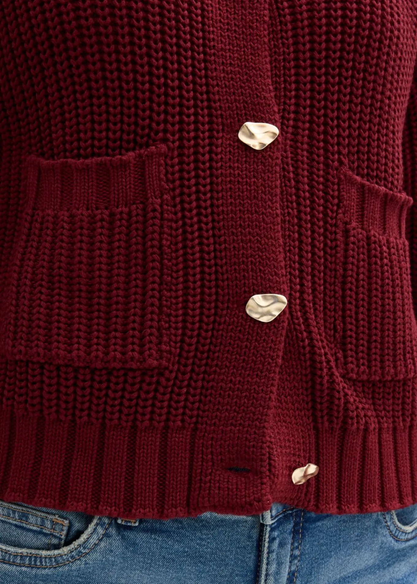Chaqueta de punto grueso con botones con efecto martillado