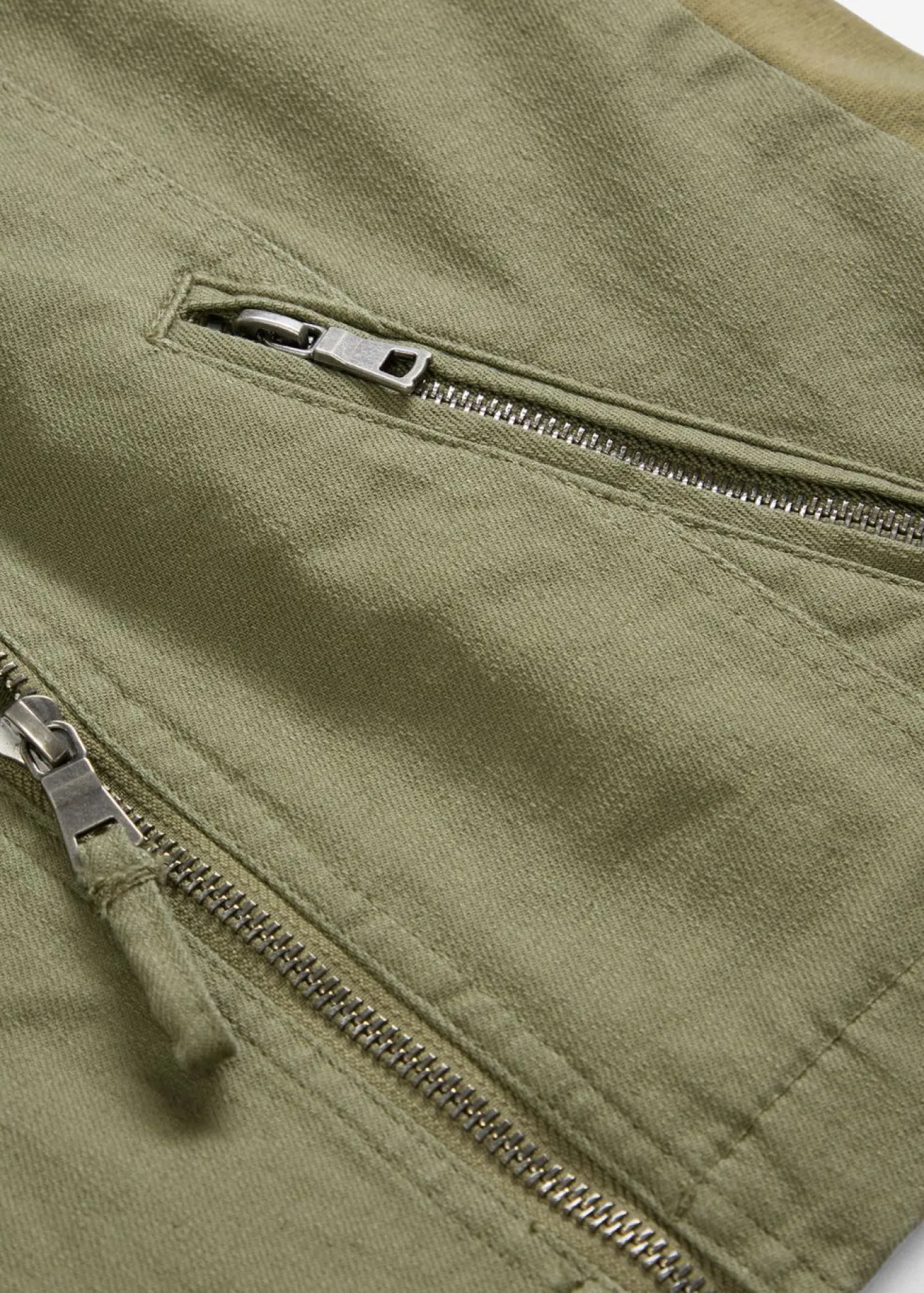 Chaqueta de sarga de algodón con insertos elásticos en los laterales