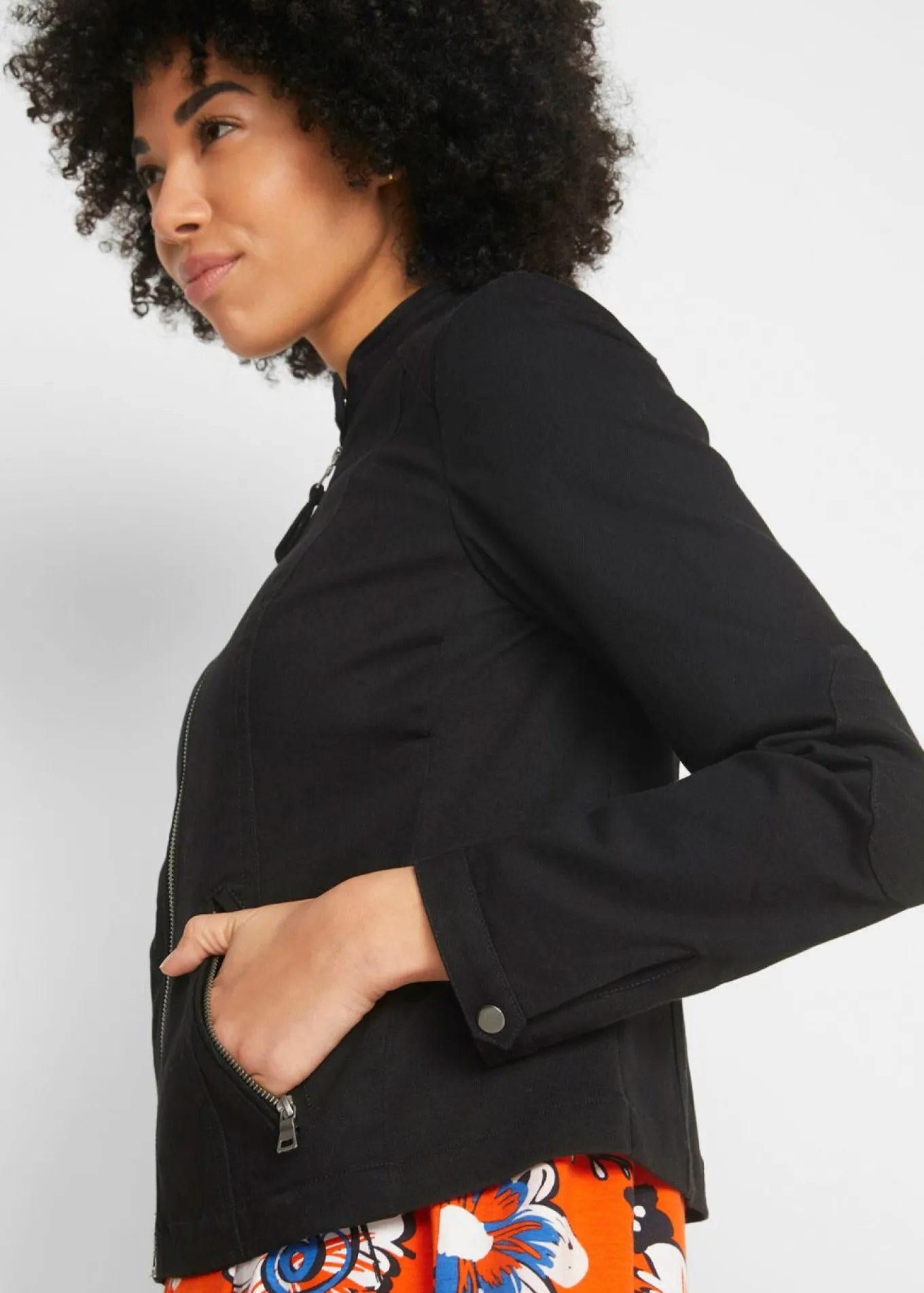 Chaqueta de sarga de algodón con insertos elásticos en los laterales