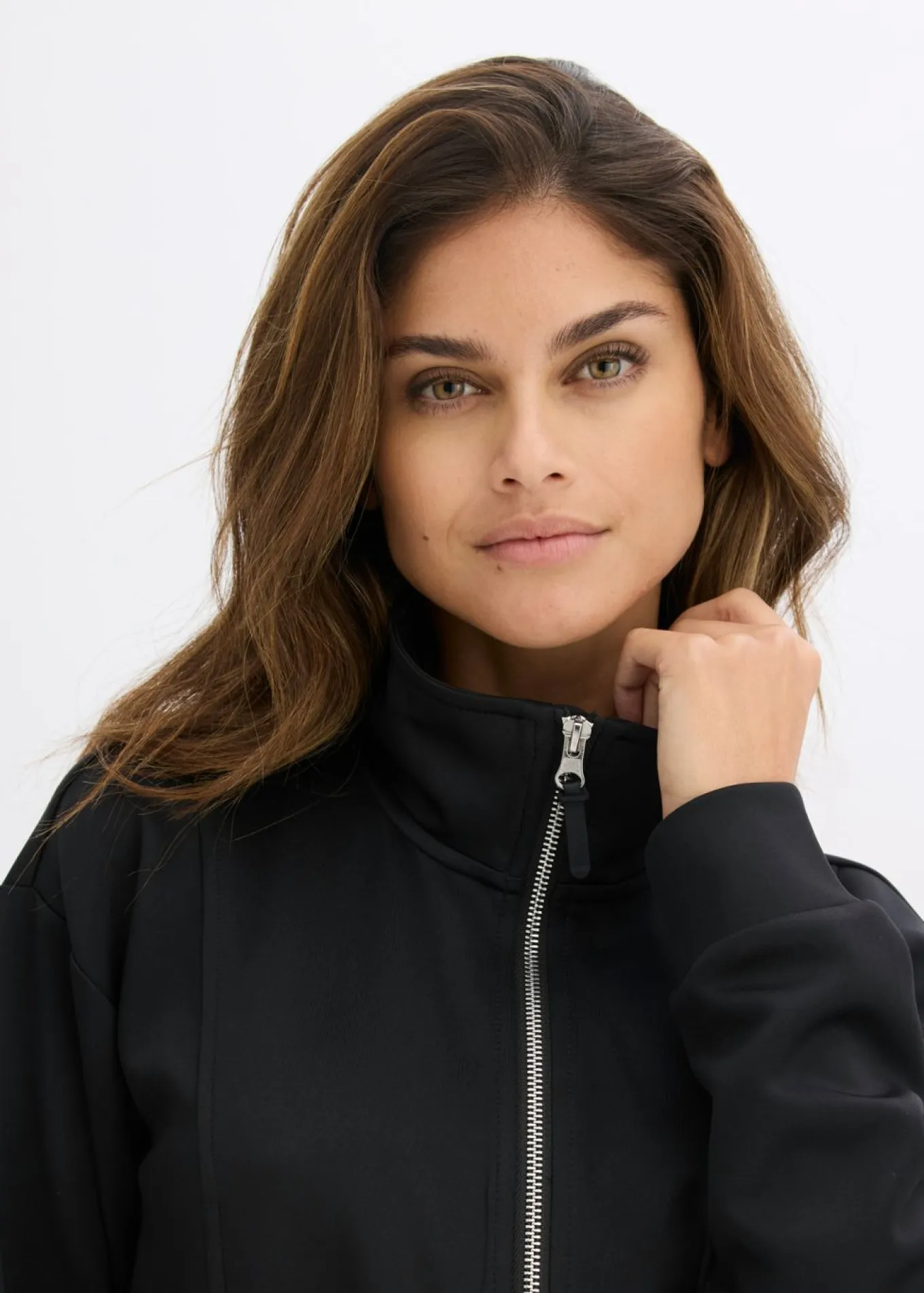 Chaqueta deportiva con cuello alto