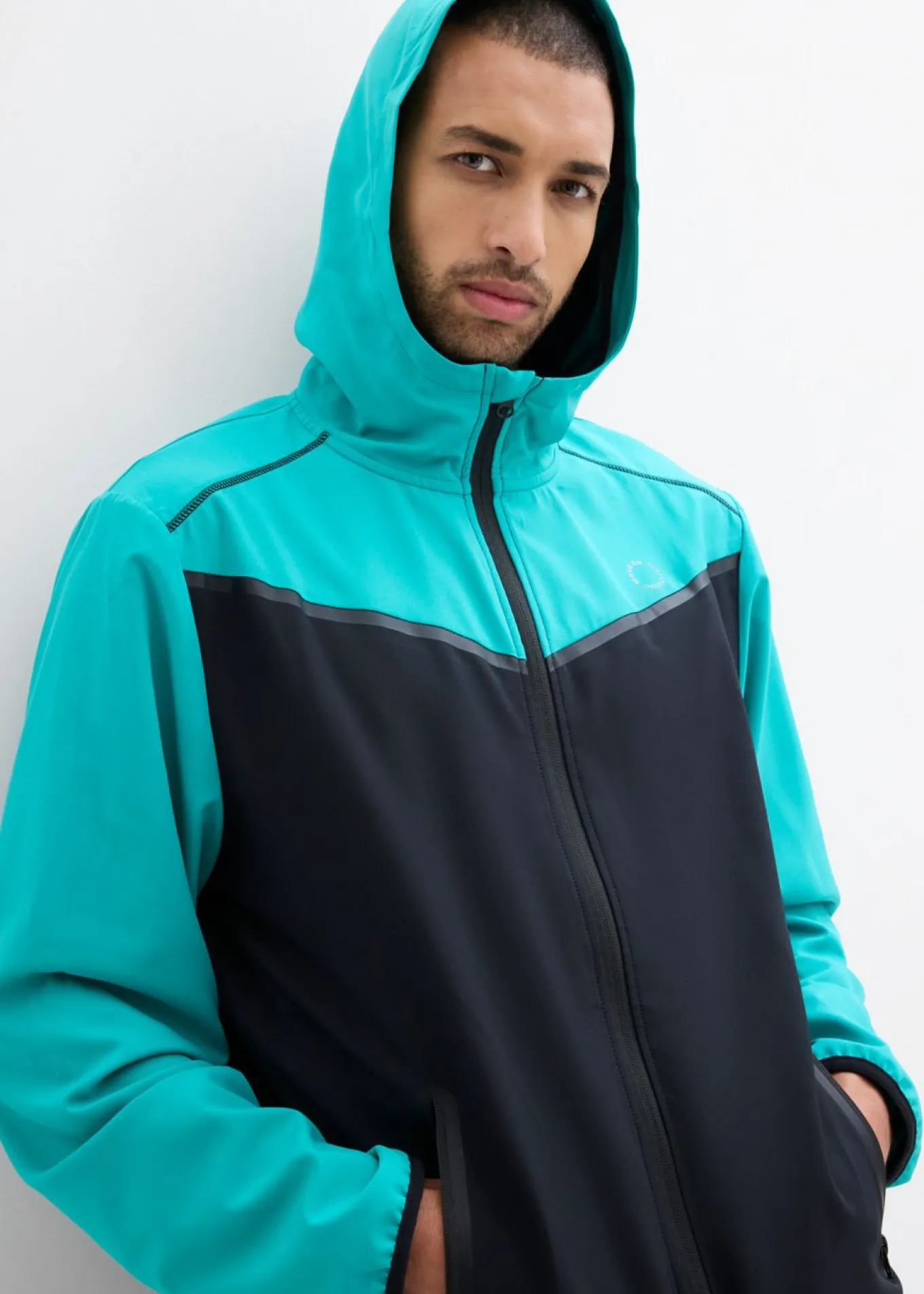 Chaqueta deportiva ligera de material de secado rápido para hombres