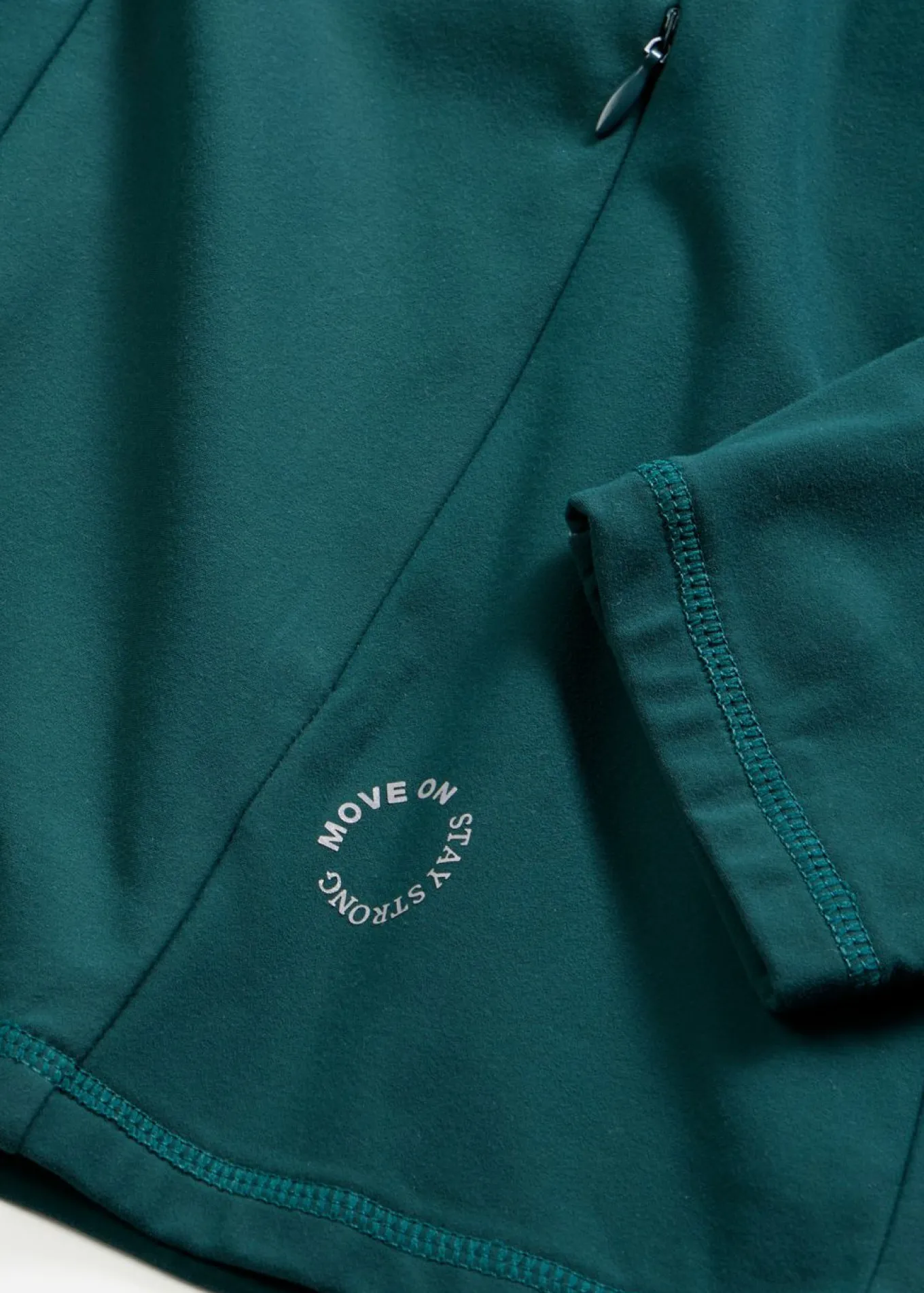 Chaqueta deportiva térmica con media cremallera y material de secado rápido