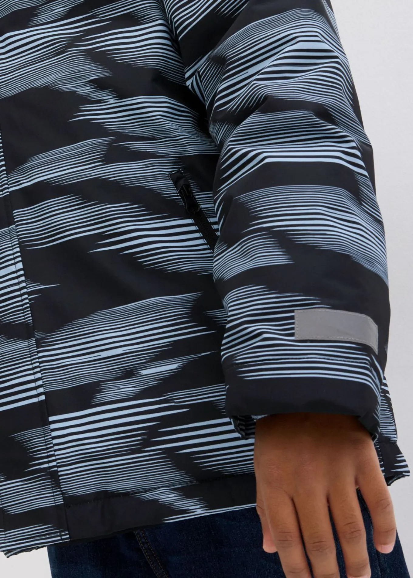 Chaqueta funcional impermeable con detalles reflectantes