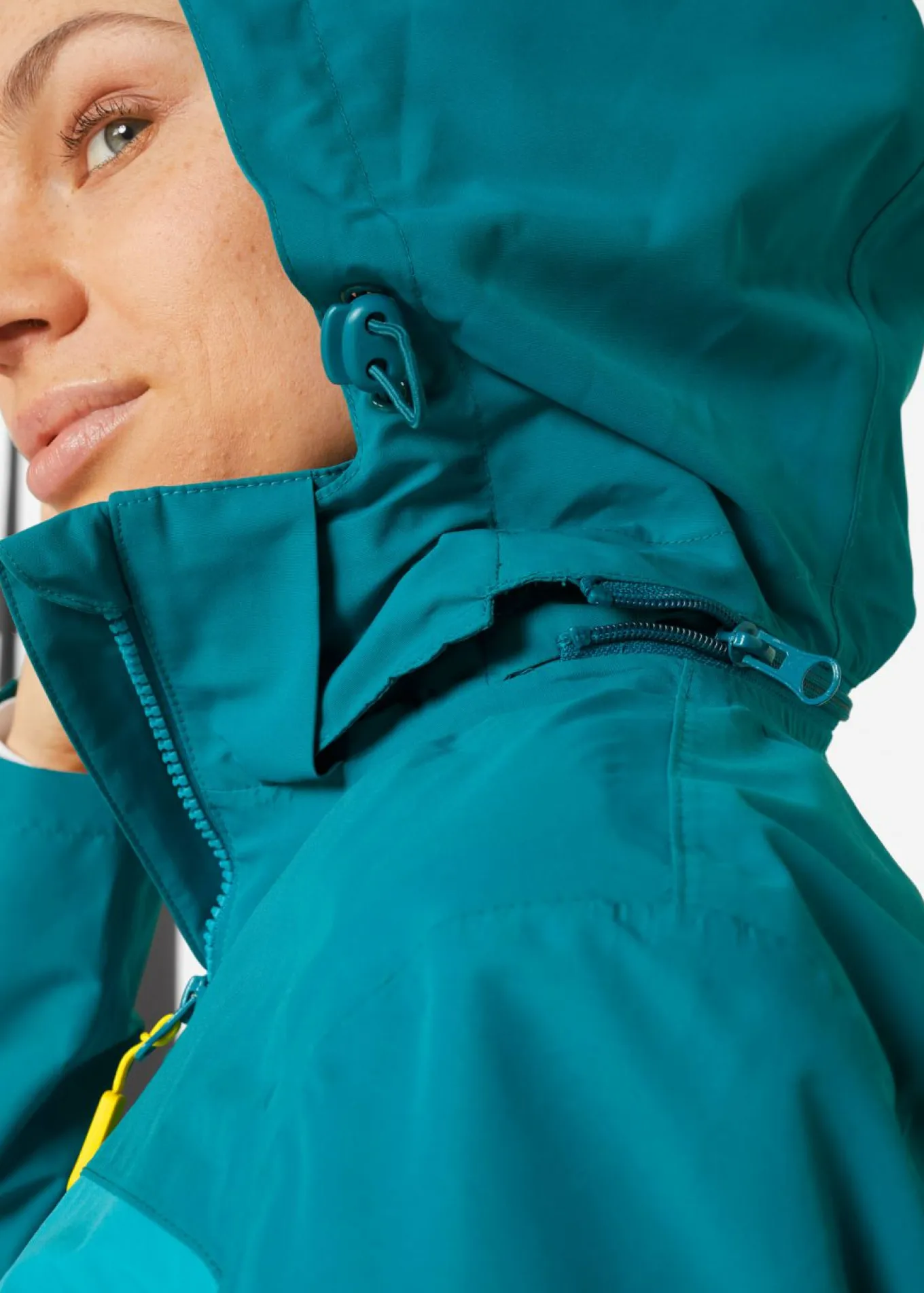 Chaqueta funcional impermeable con capucha