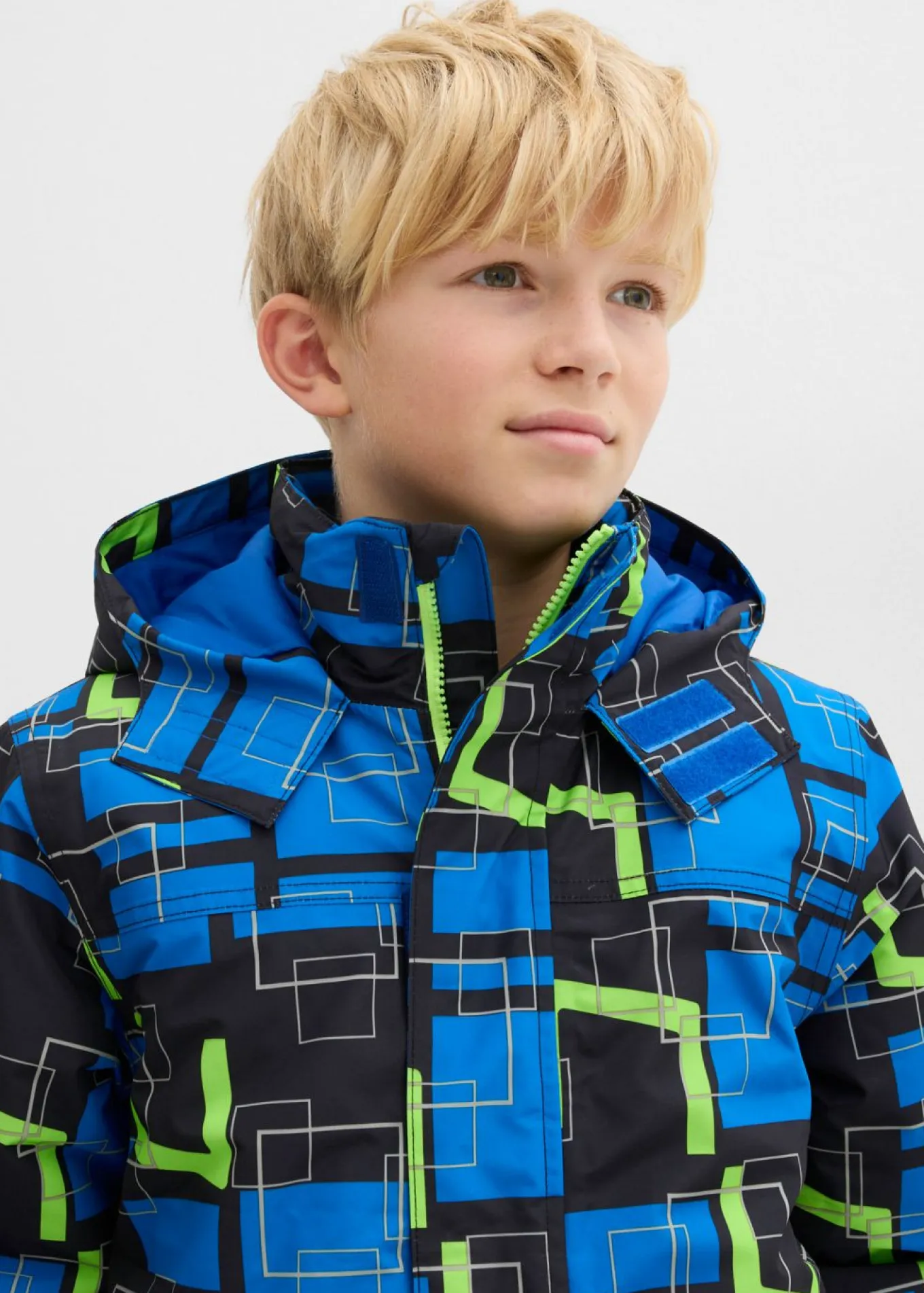 Chaqueta funcional impermeable con detalles reflectantes