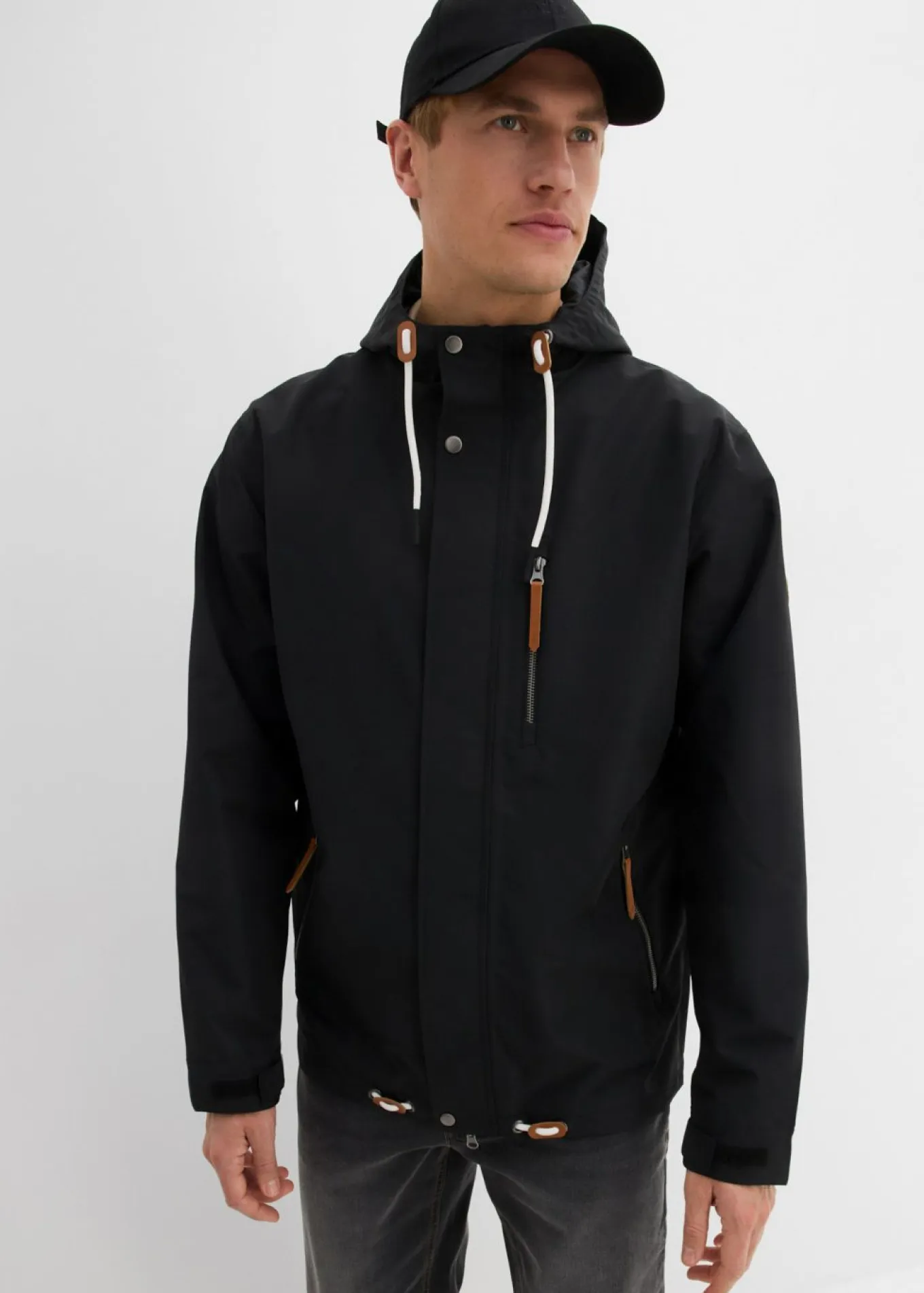Chaqueta funcional impermeable con capucha y detalles de piel sintética