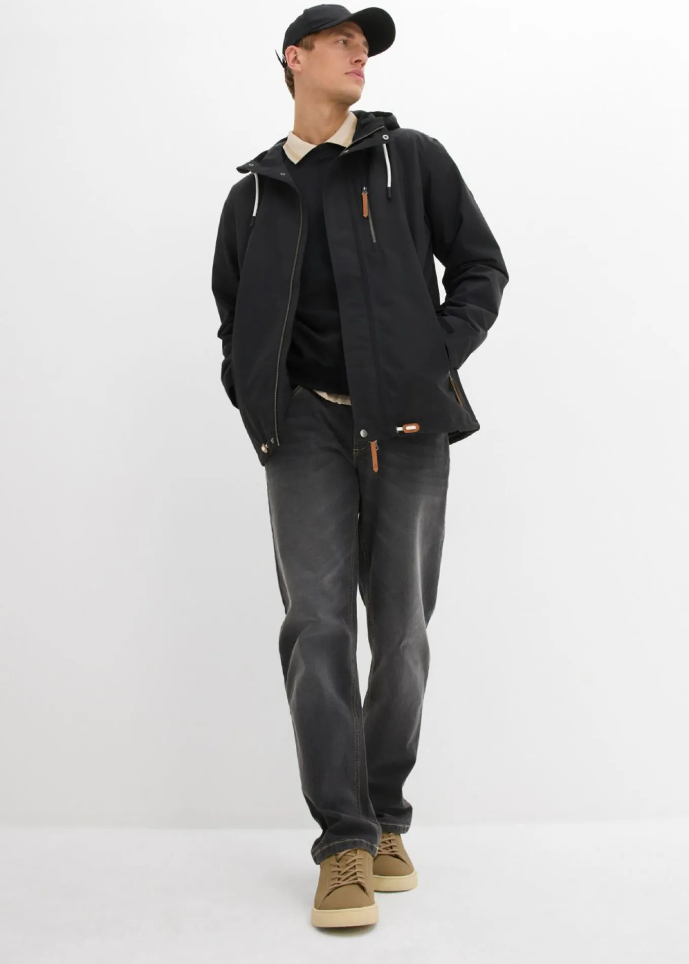 Chaqueta funcional impermeable con capucha y detalles de piel sintética