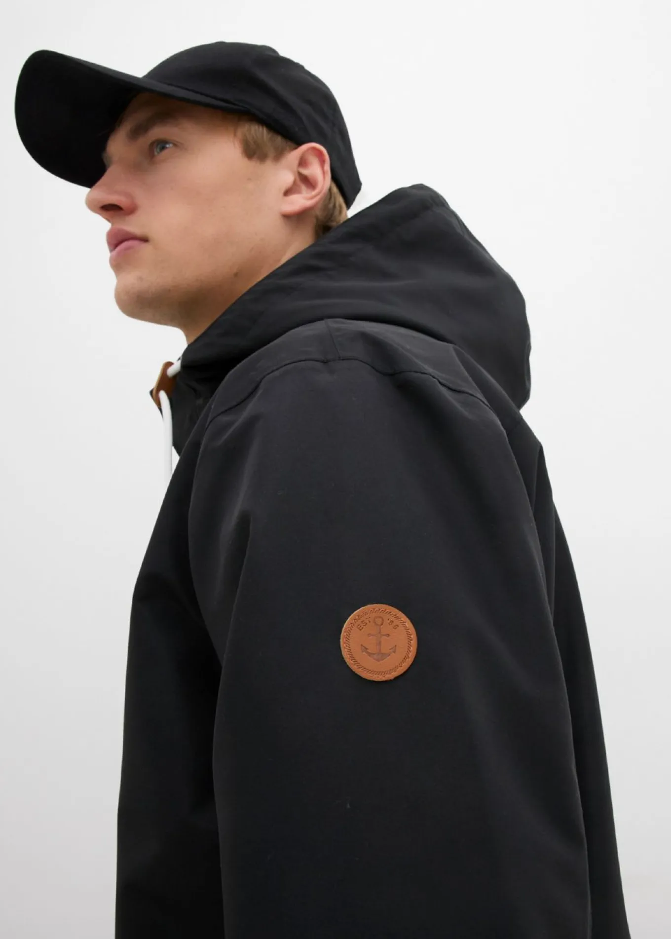 Chaqueta funcional impermeable con capucha y detalles de piel sintética