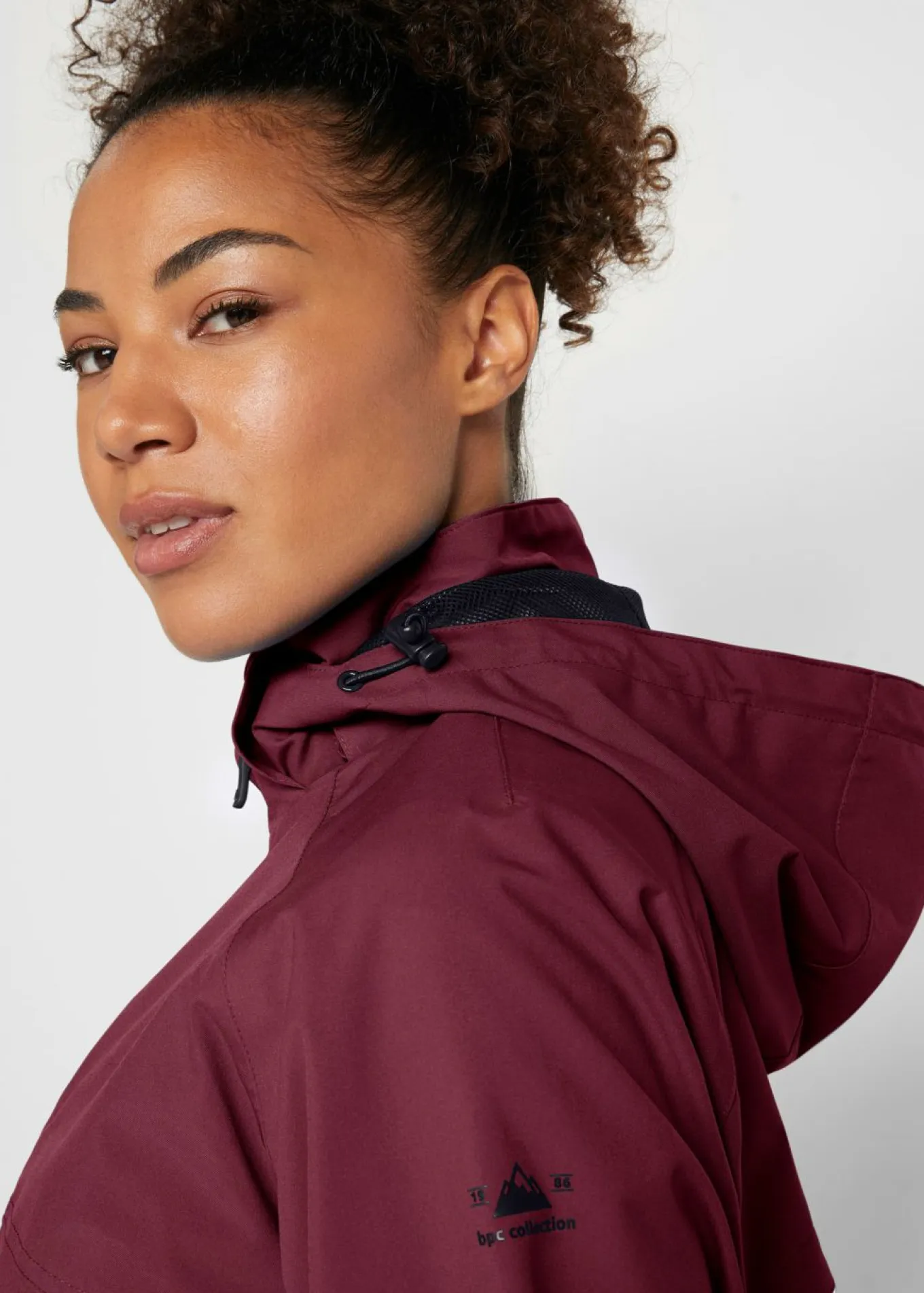 Chaqueta funcional impermeable con detalles reflectantes