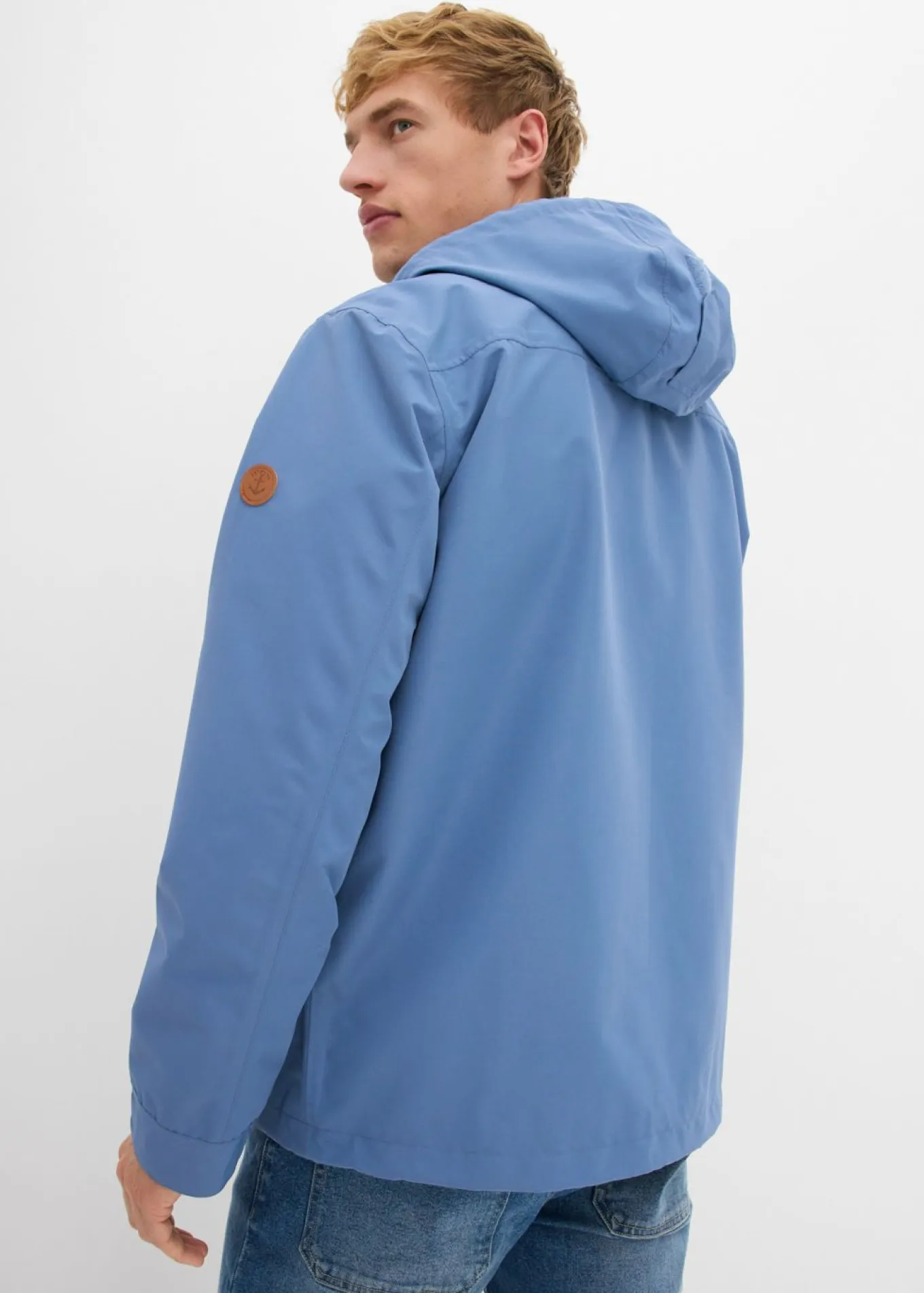 Chaqueta funcional impermeable con capucha y detalles de piel sintética