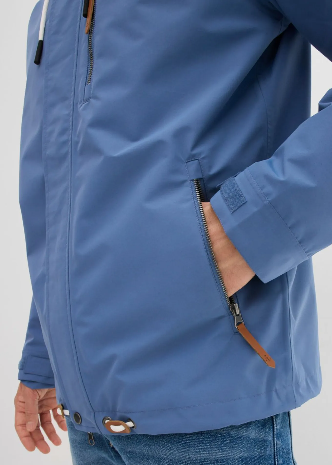 Chaqueta funcional impermeable con capucha y detalles de piel sintética