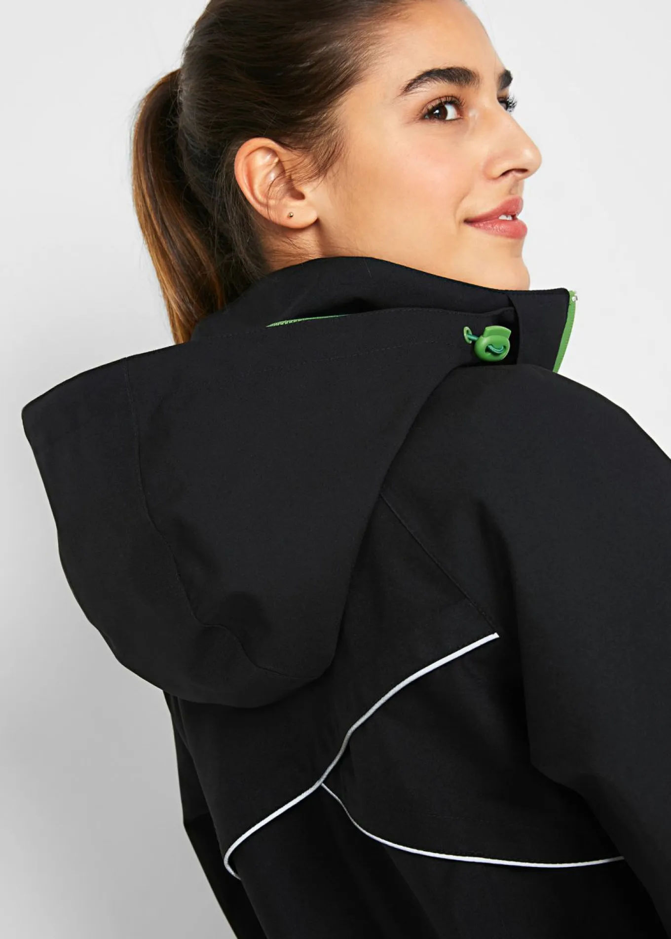Chaqueta funcional impermeable con detalles reflectantes