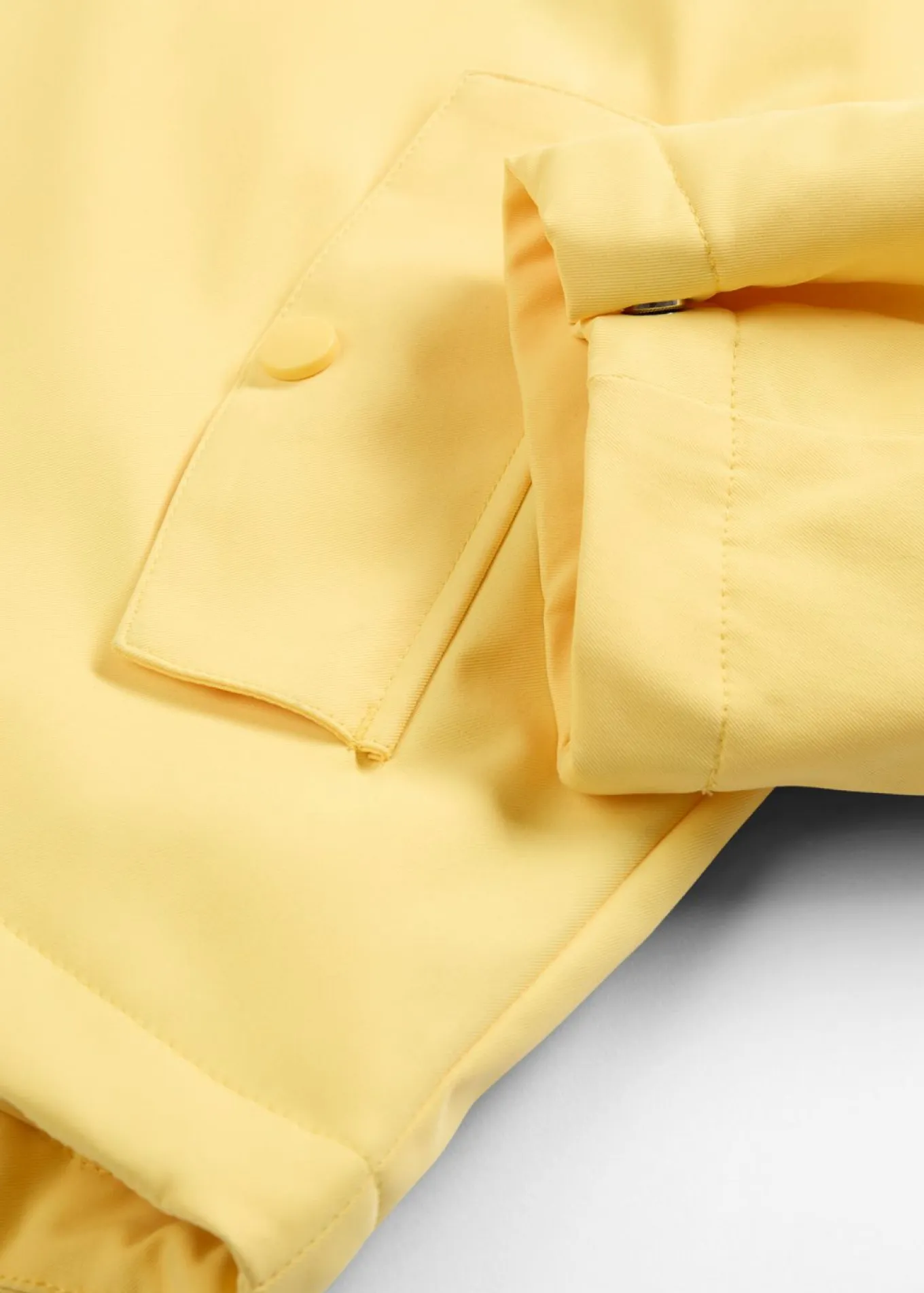 Chaqueta funcional ligeramente acolchada de material repelente al agua