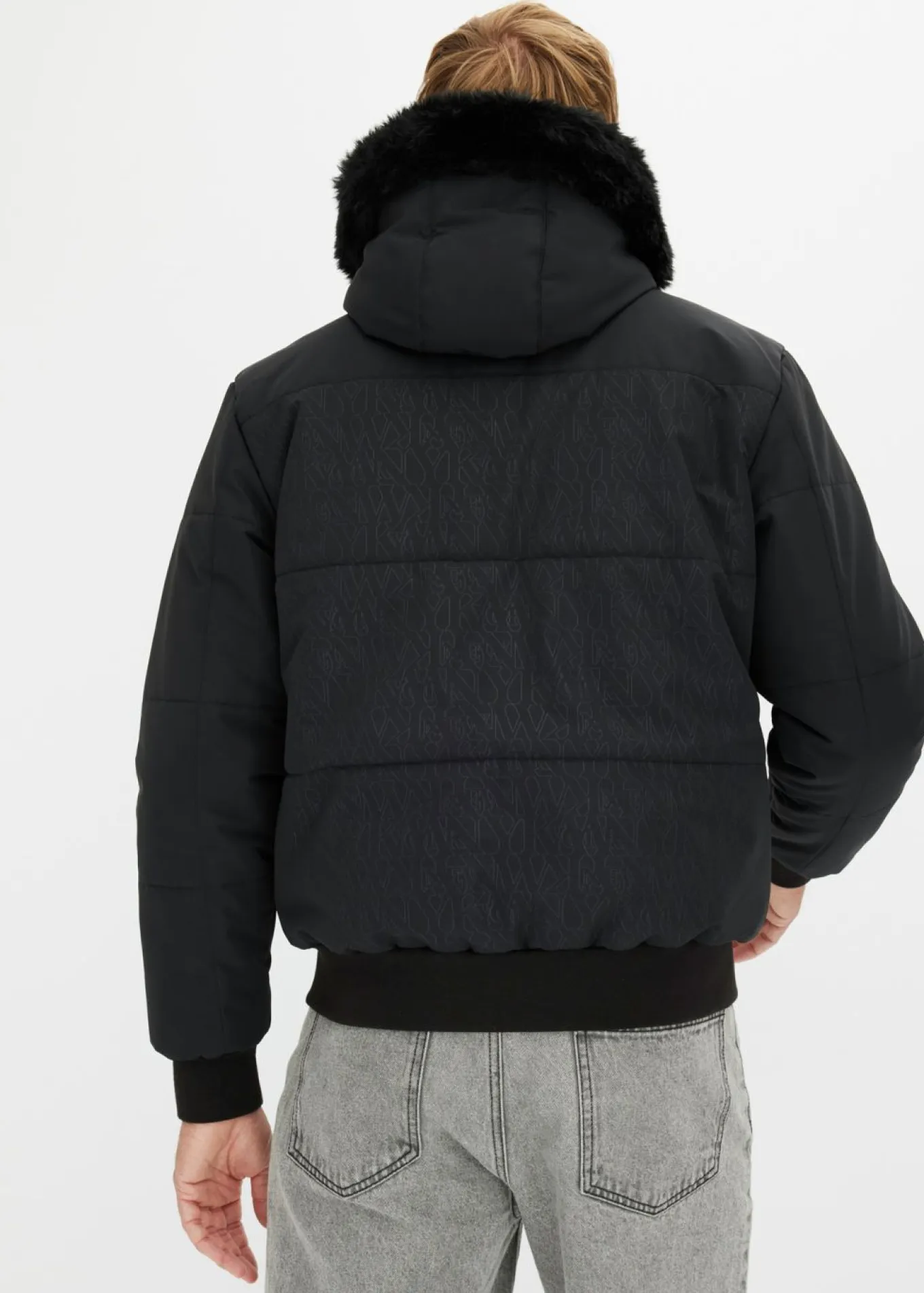 Chaqueta guateada con capucha de pelo y forma de cazadora