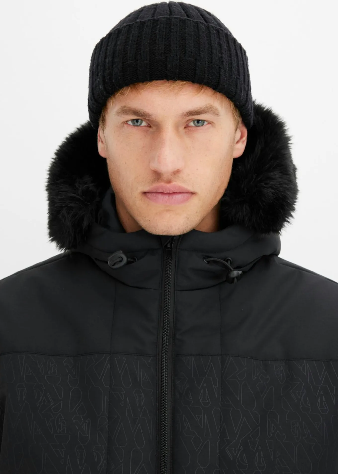 Chaqueta guateada con capucha de pelo y forma de cazadora
