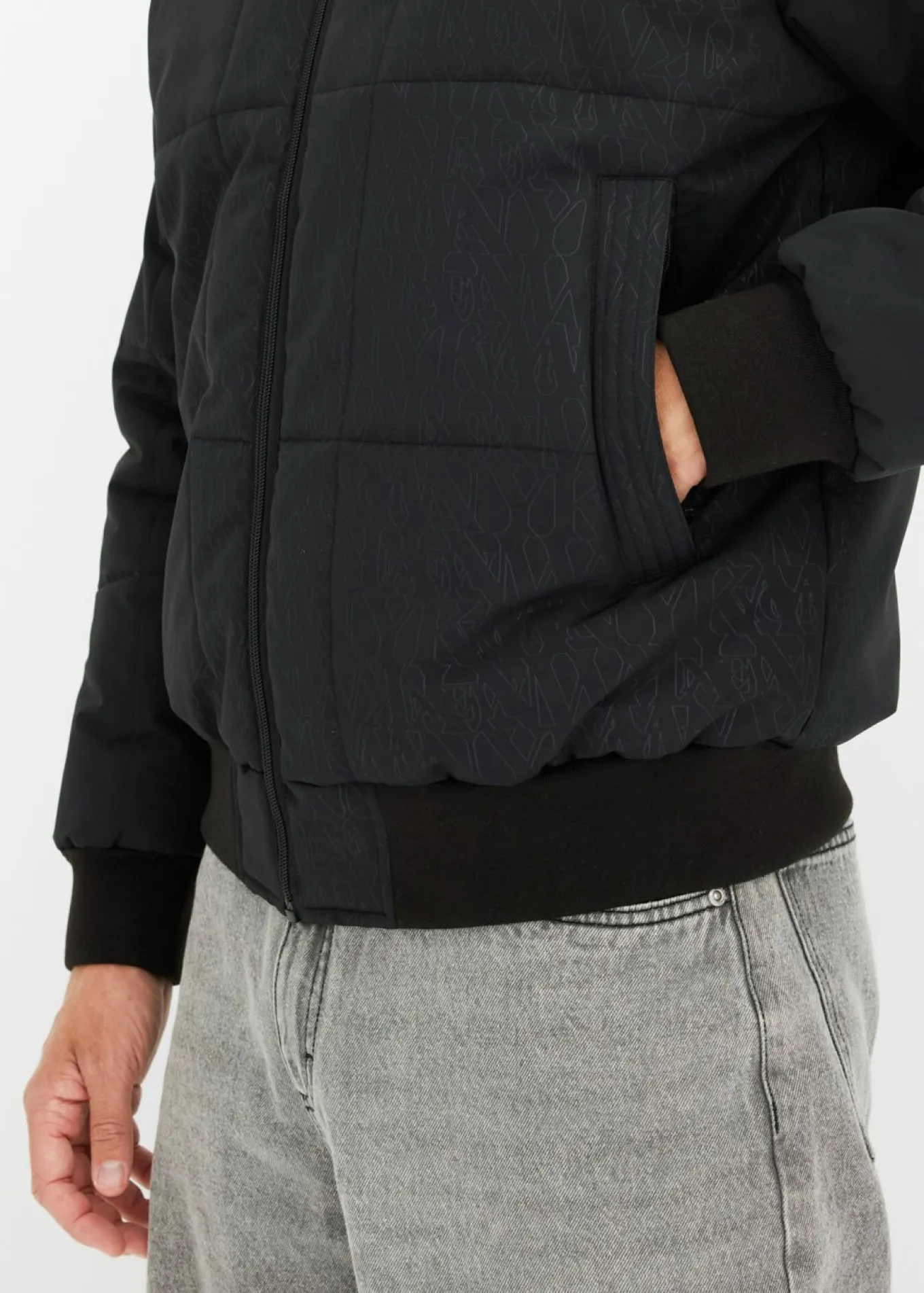 Chaqueta guateada con capucha de pelo y forma de cazadora