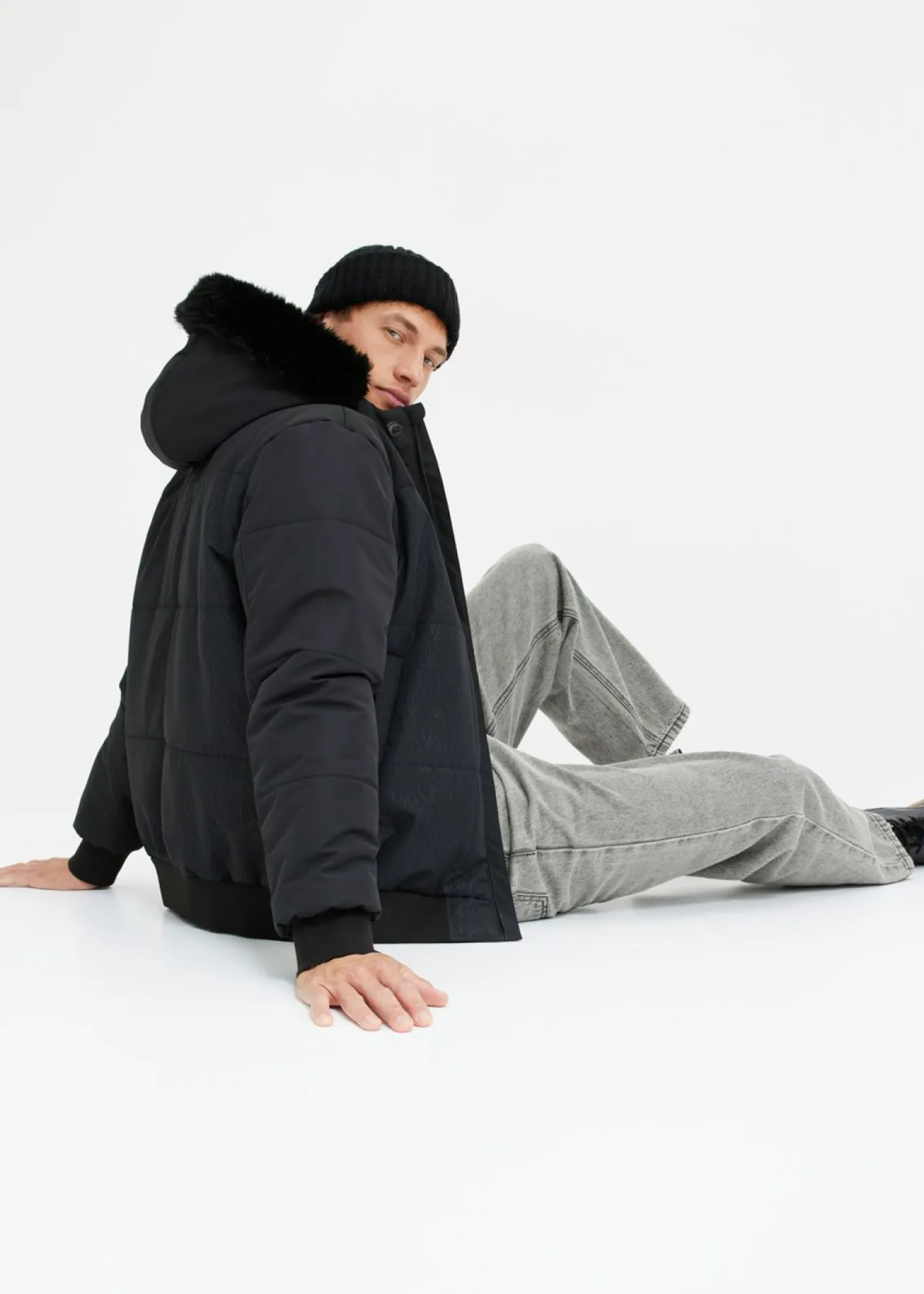 Chaqueta guateada con capucha de pelo y forma de cazadora