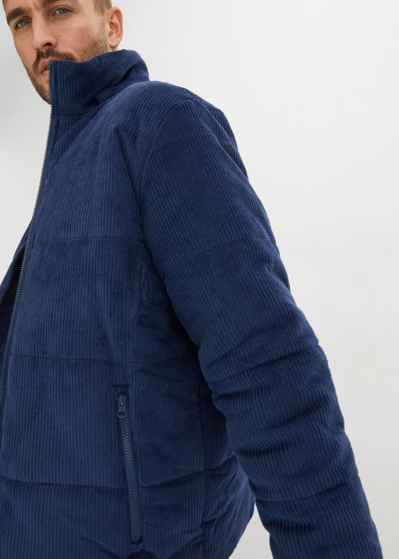 Chaqueta guateada de pana con capucha desmontable