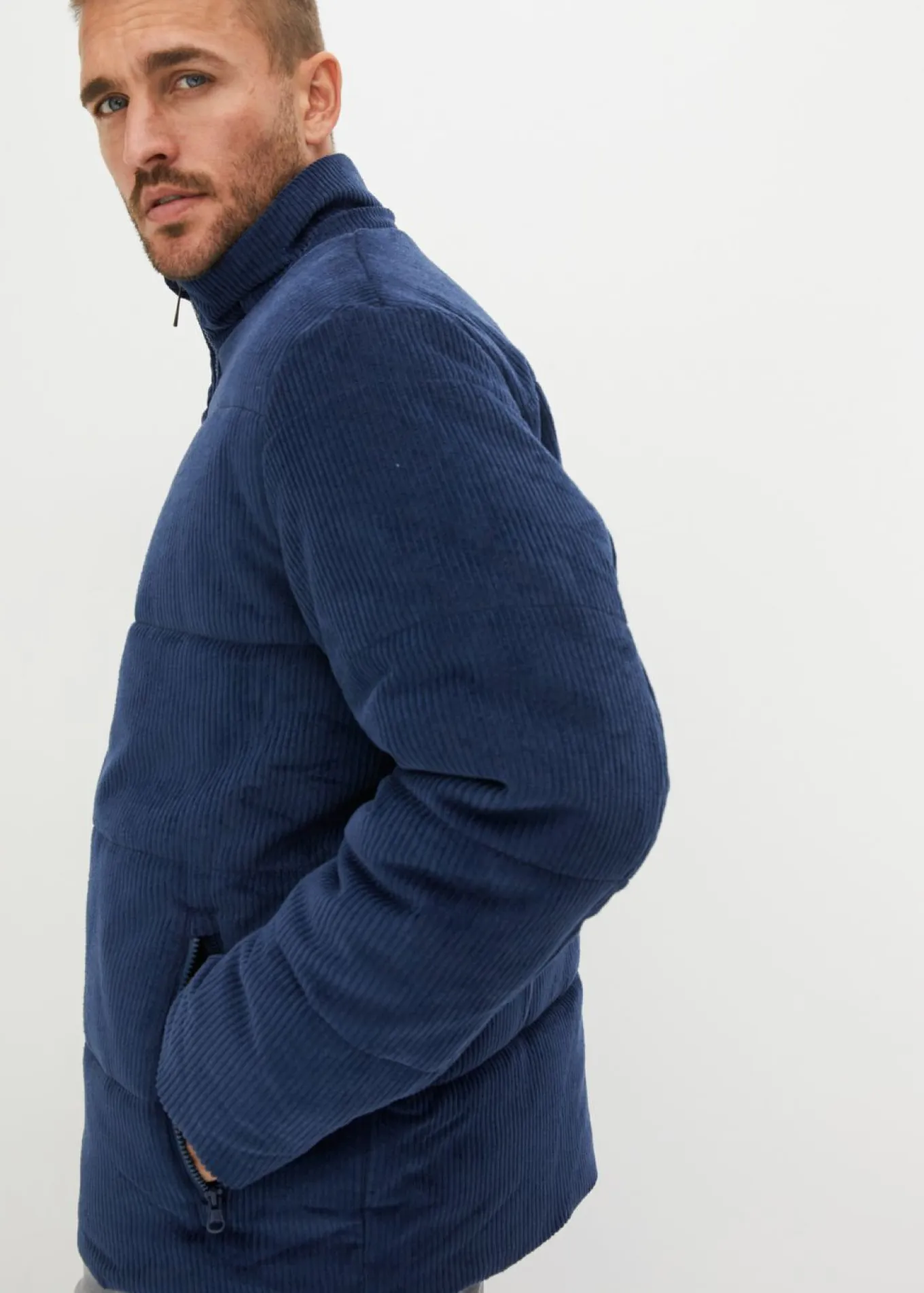 Chaqueta guateada de pana con capucha desmontable