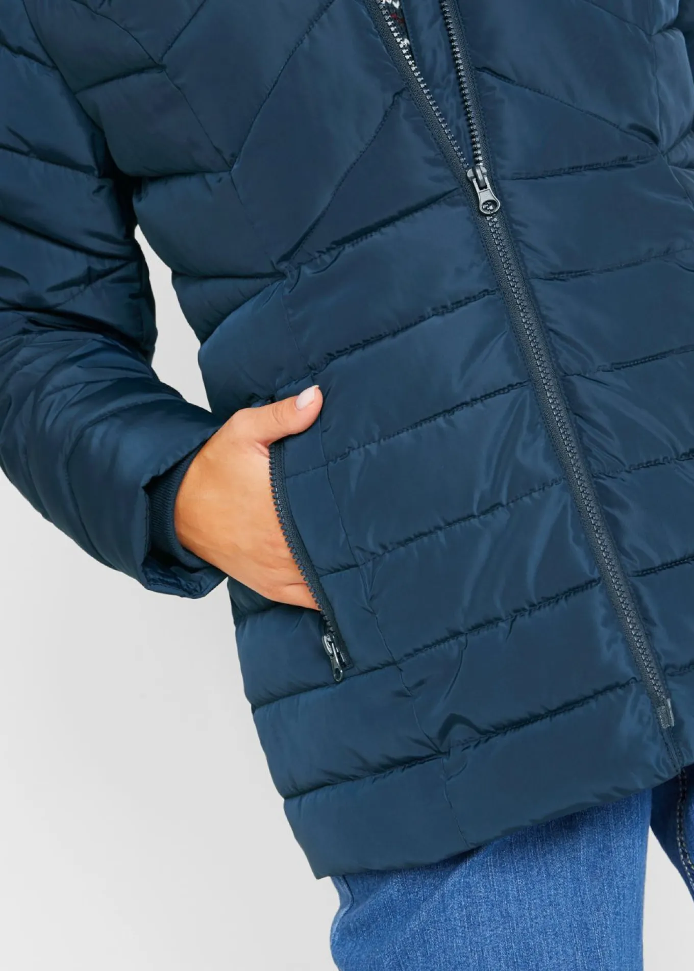 Chaqueta guateada ligera con capucha desmontable