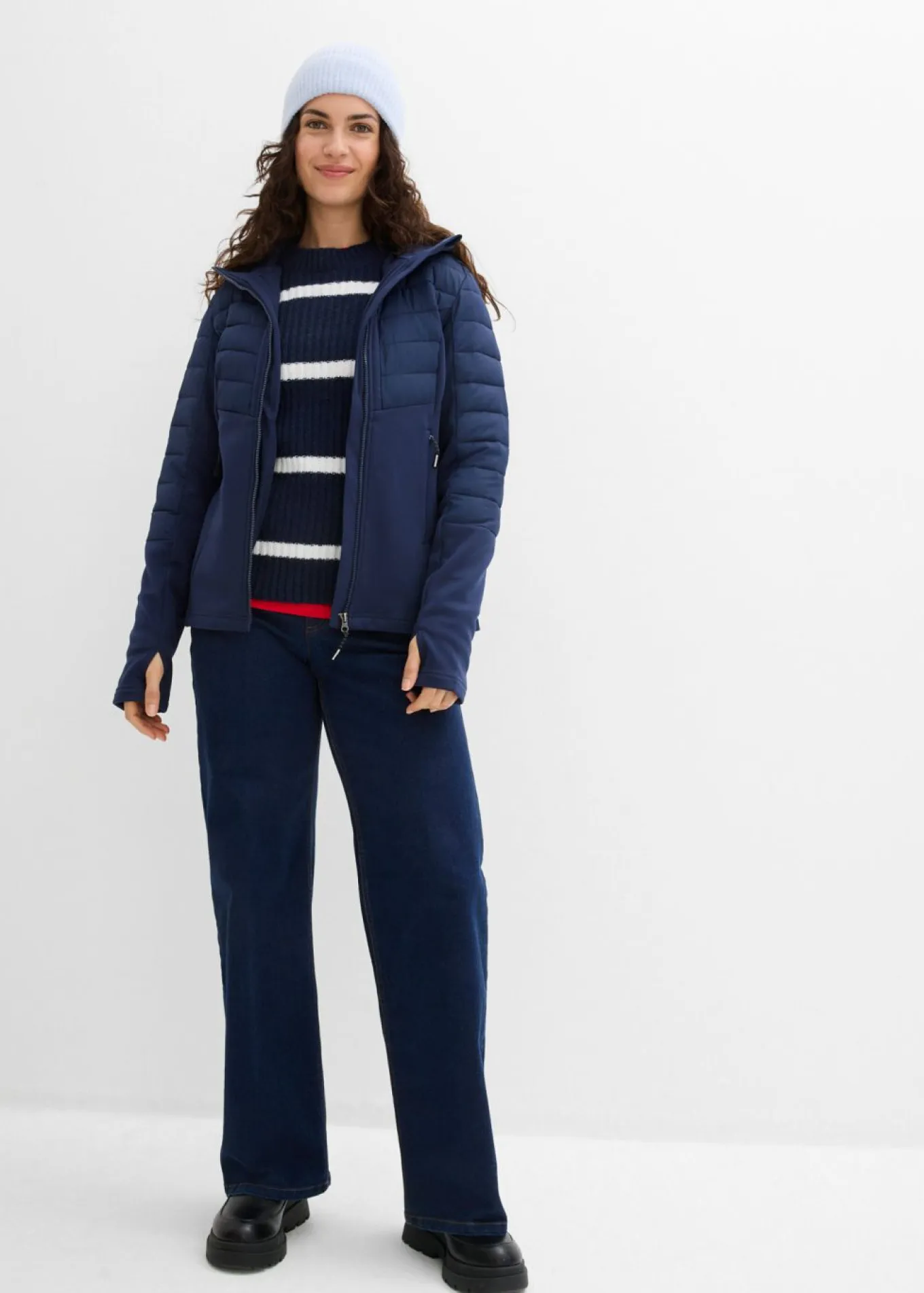 Chaqueta híbrida repelente al agua con inserciones acolchadas y de softshell