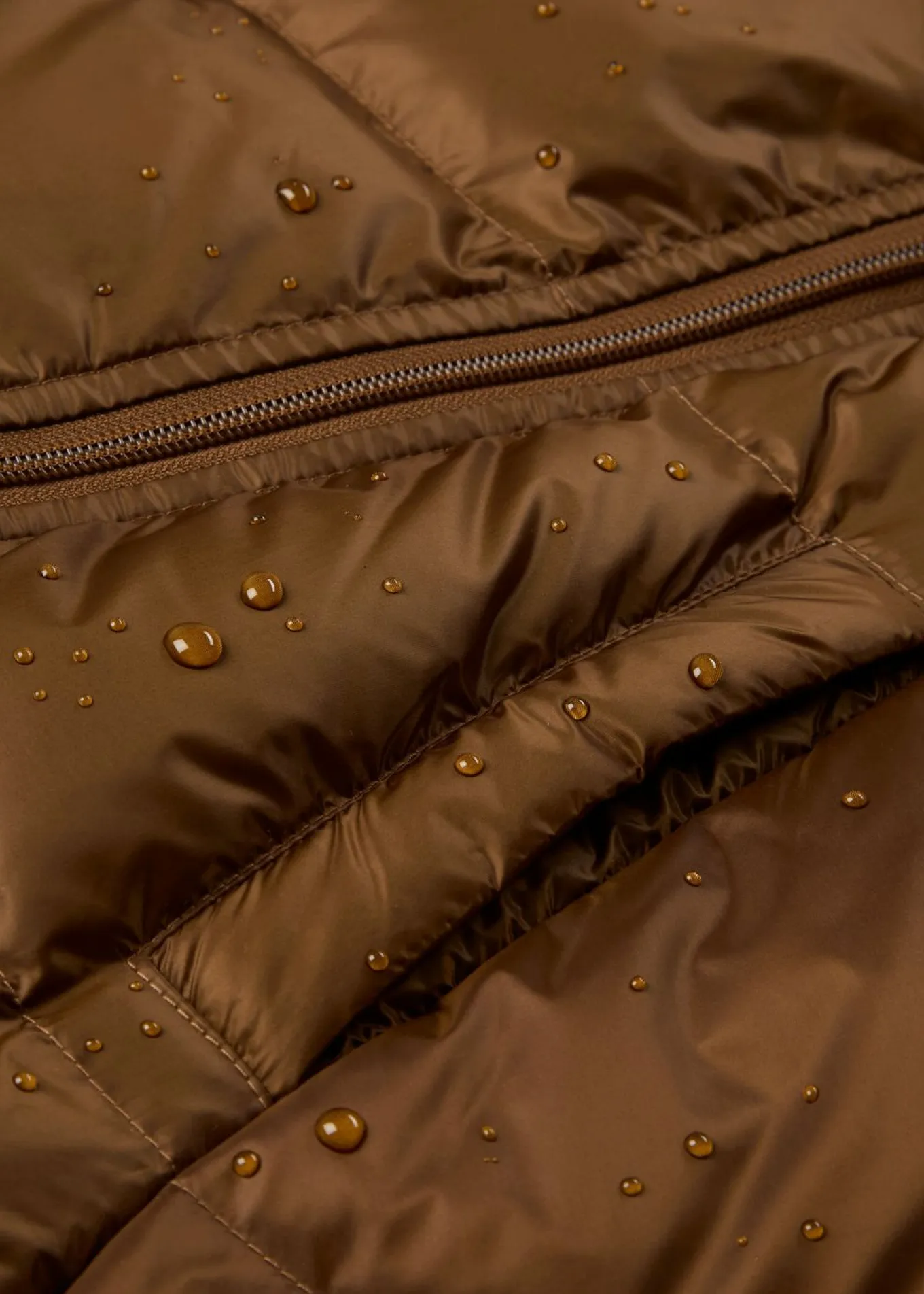 Chaqueta impermeable con plumón reciclado
