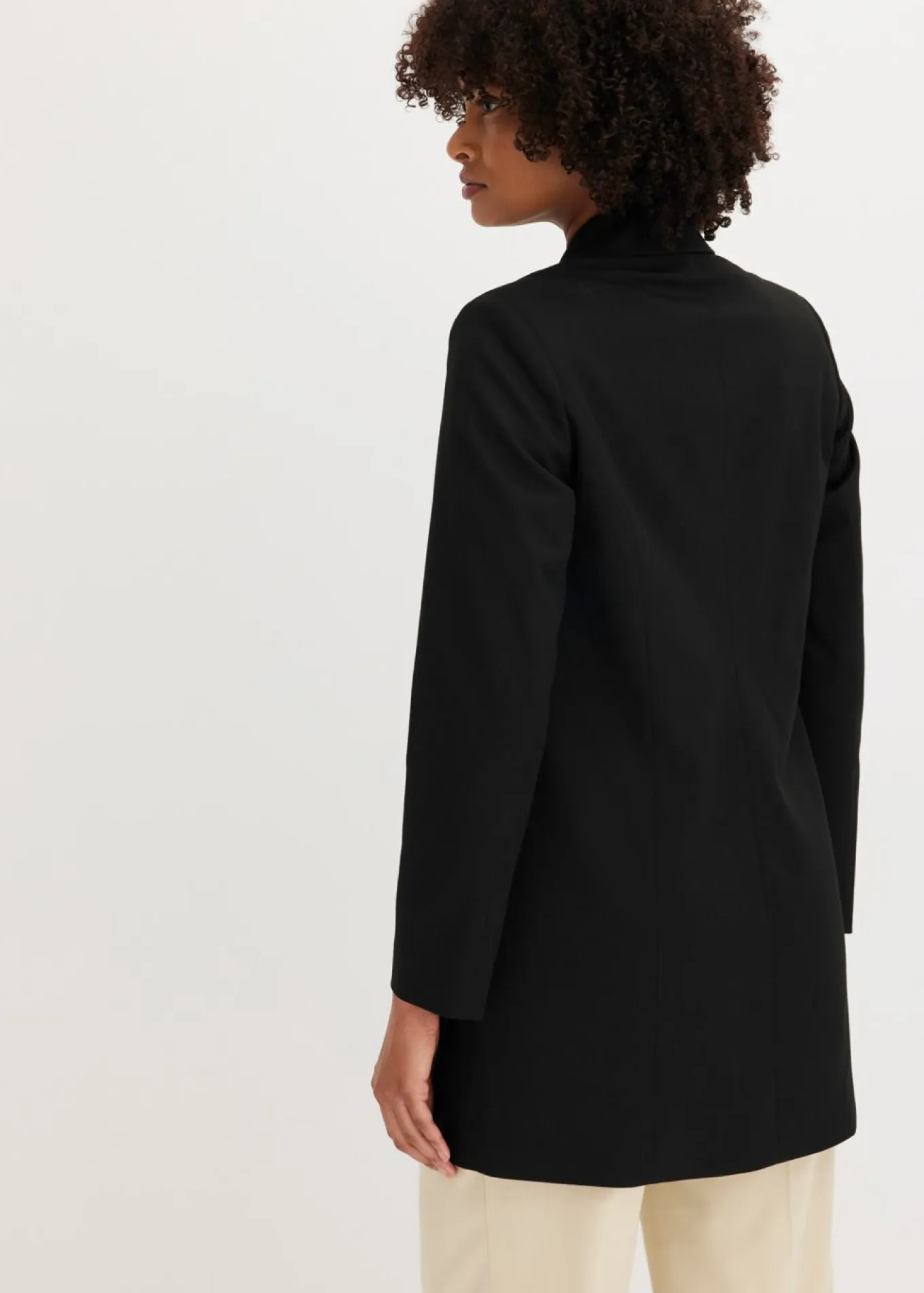 Chaqueta larga con botones decorativos