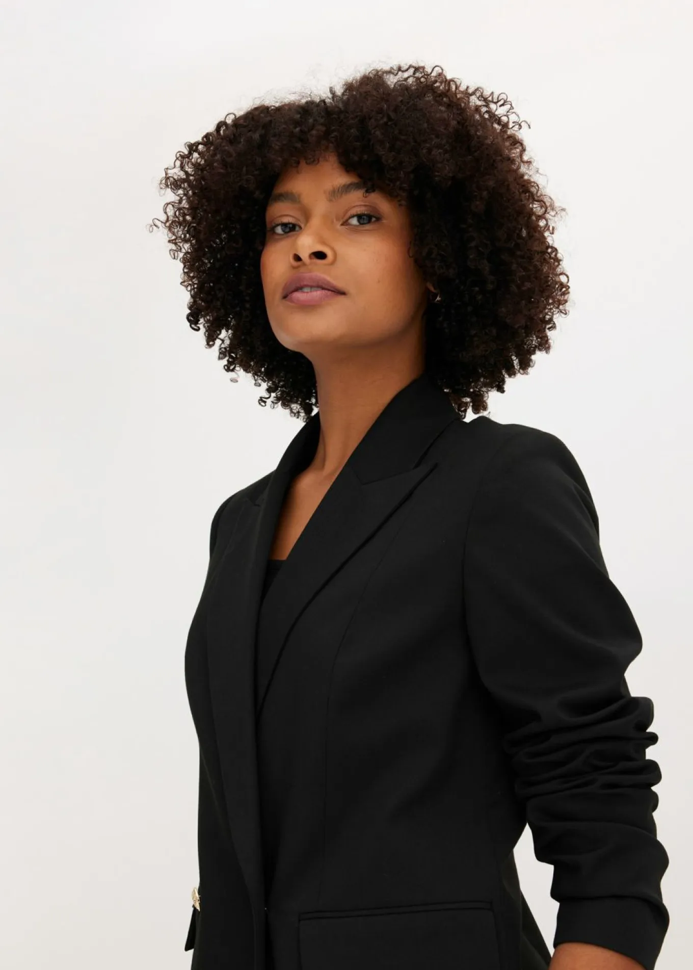 Chaqueta larga con botones decorativos