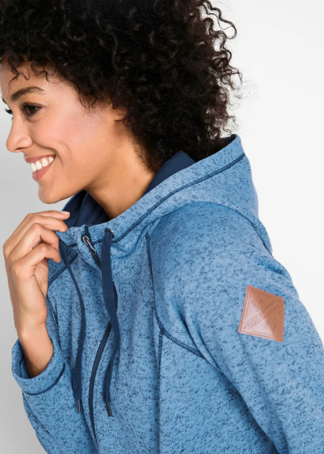 Chaqueta larga de forro polar con capucha