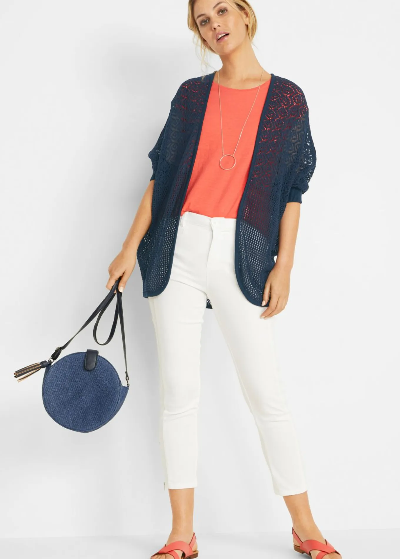 Chaqueta larga de punto con patrón calado