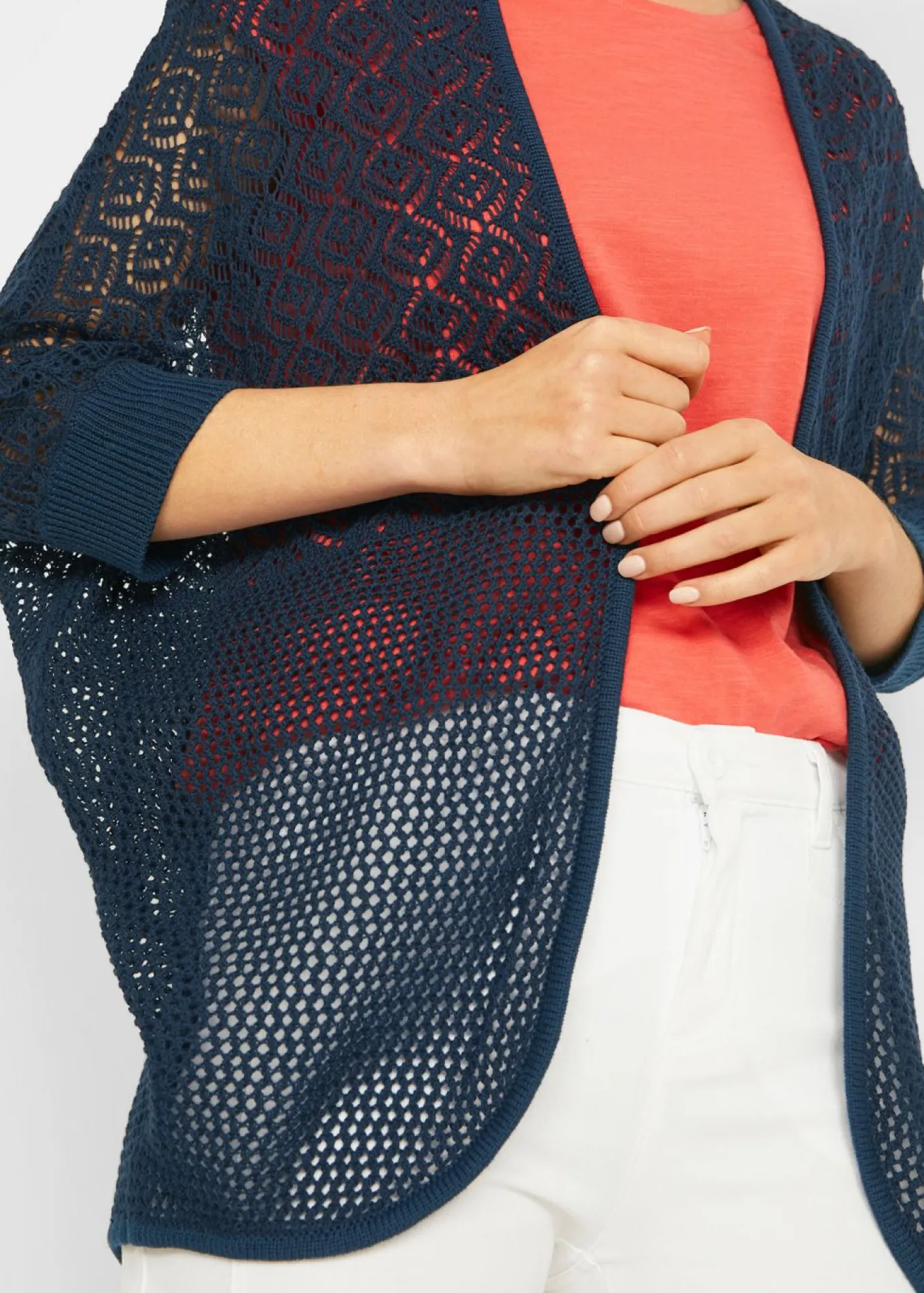 Chaqueta larga de punto con patrón calado