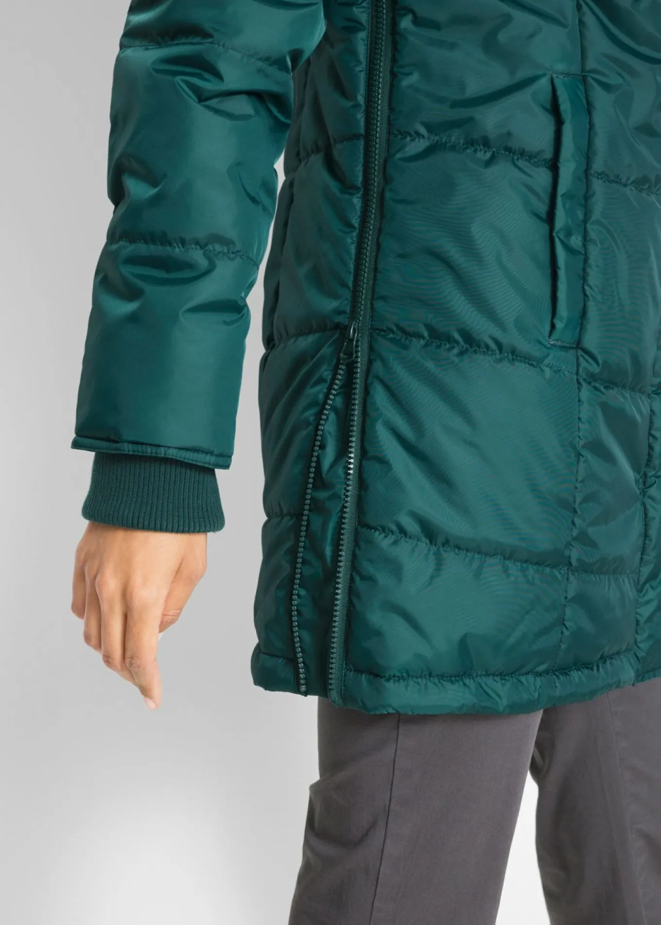 Chaqueta larga guateada con cuello y capucha