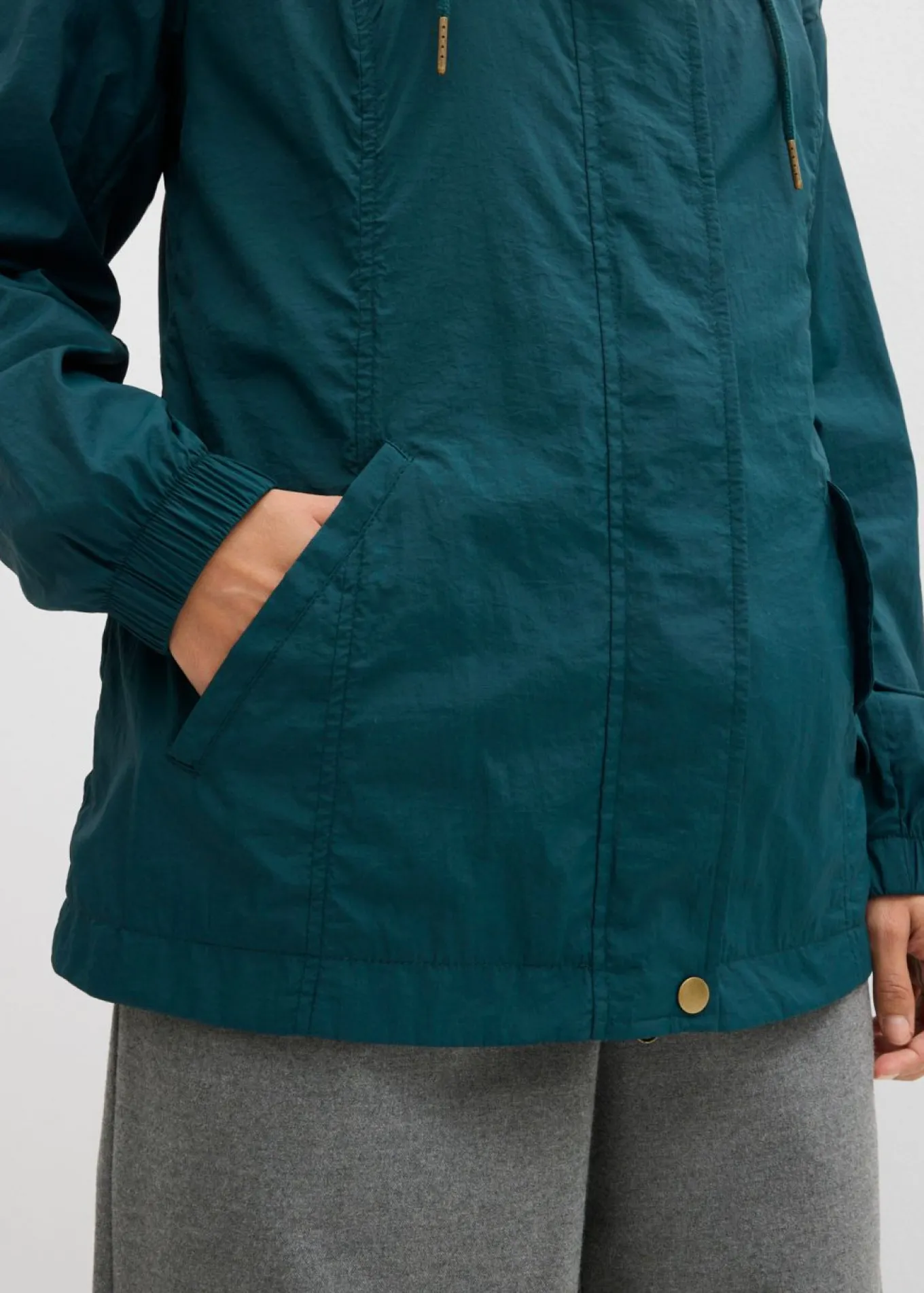 Chaqueta ligera de entretiempo con capucha